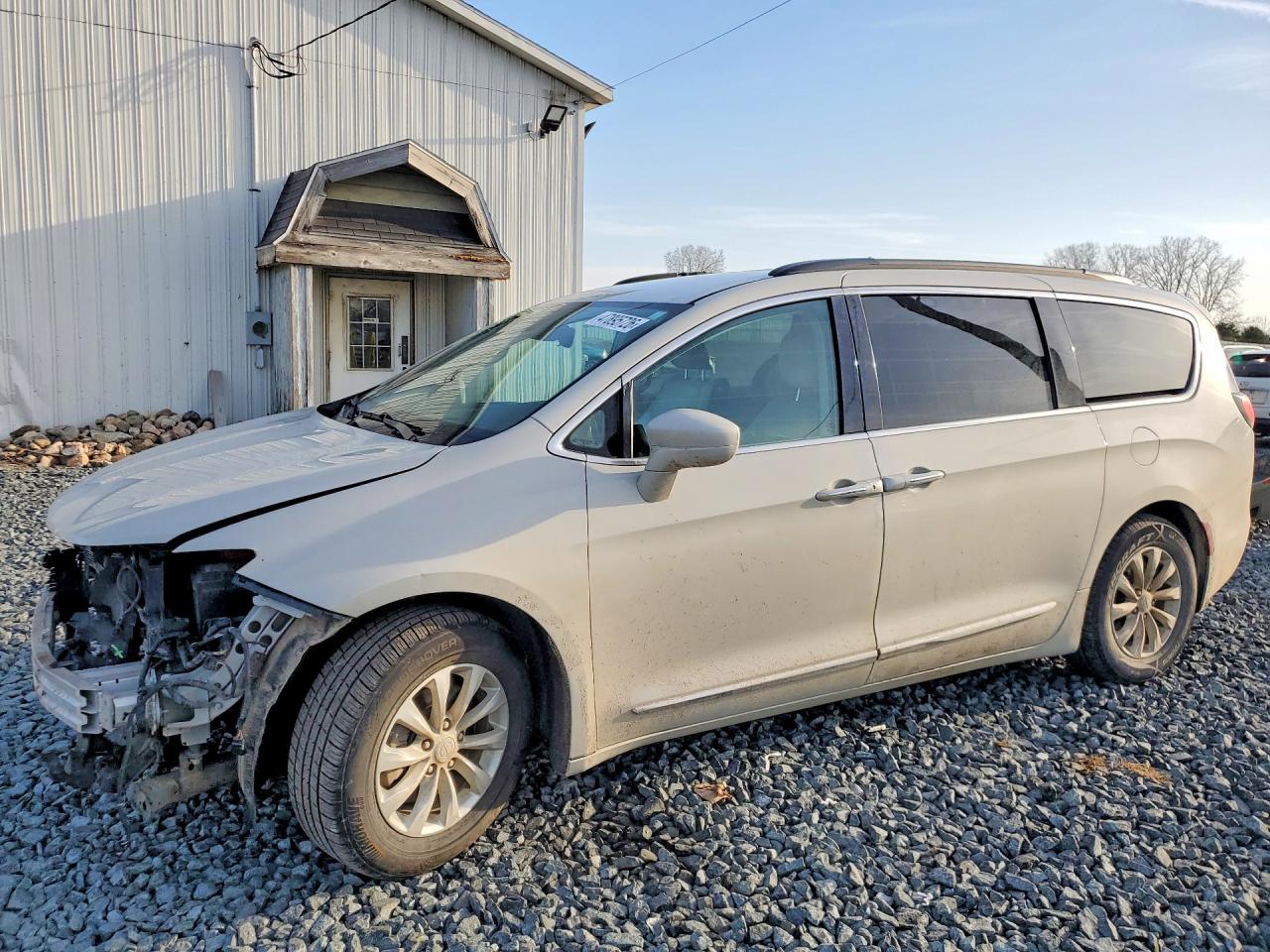 2017 Chrysler Pacifica Touring L, VIN 2C4RC1BG1HR608237 — Front end