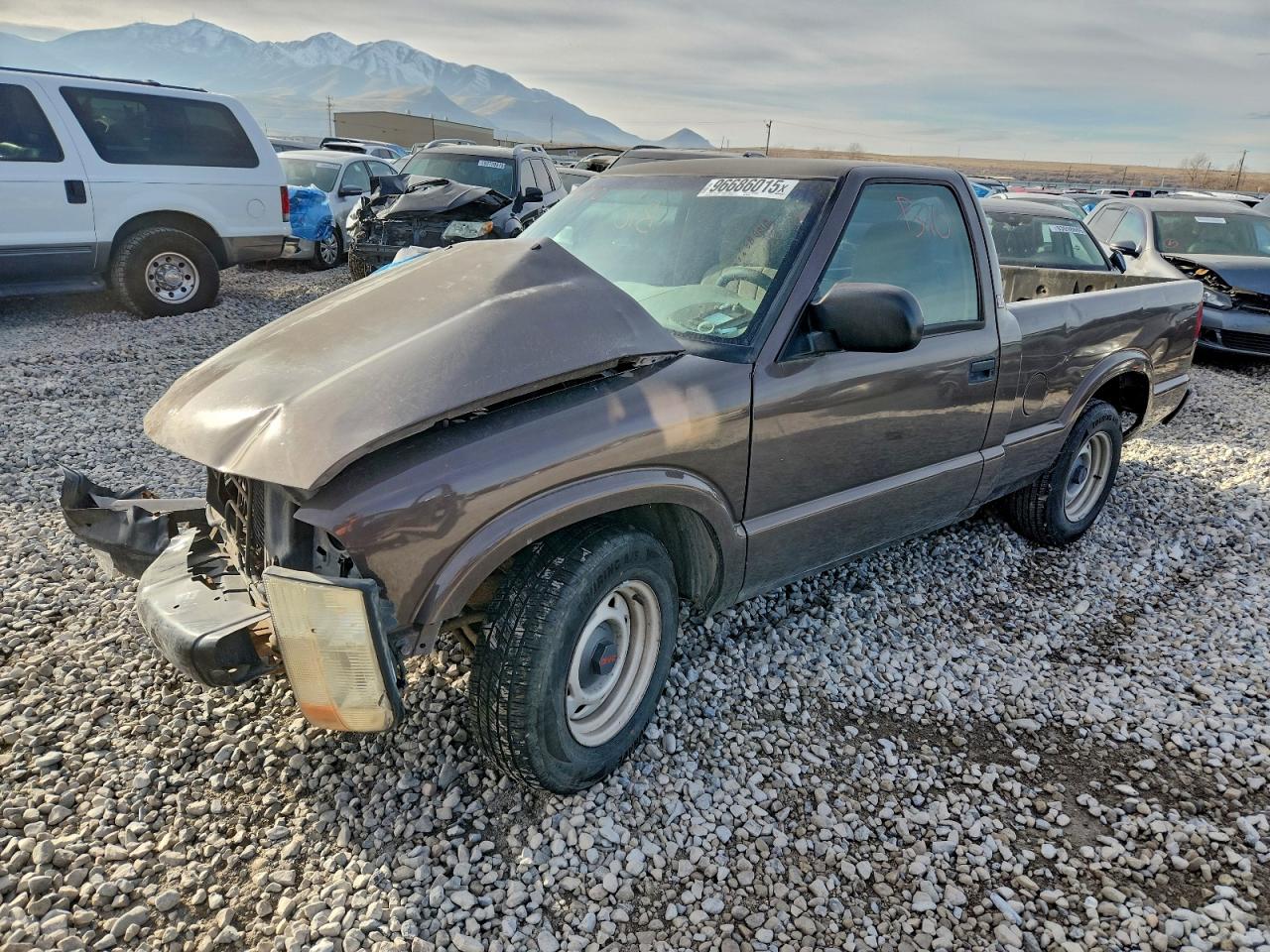 2000 GMC Sonoma SLS 1SE, VIN 1GTCS1450YK242967 — Front end