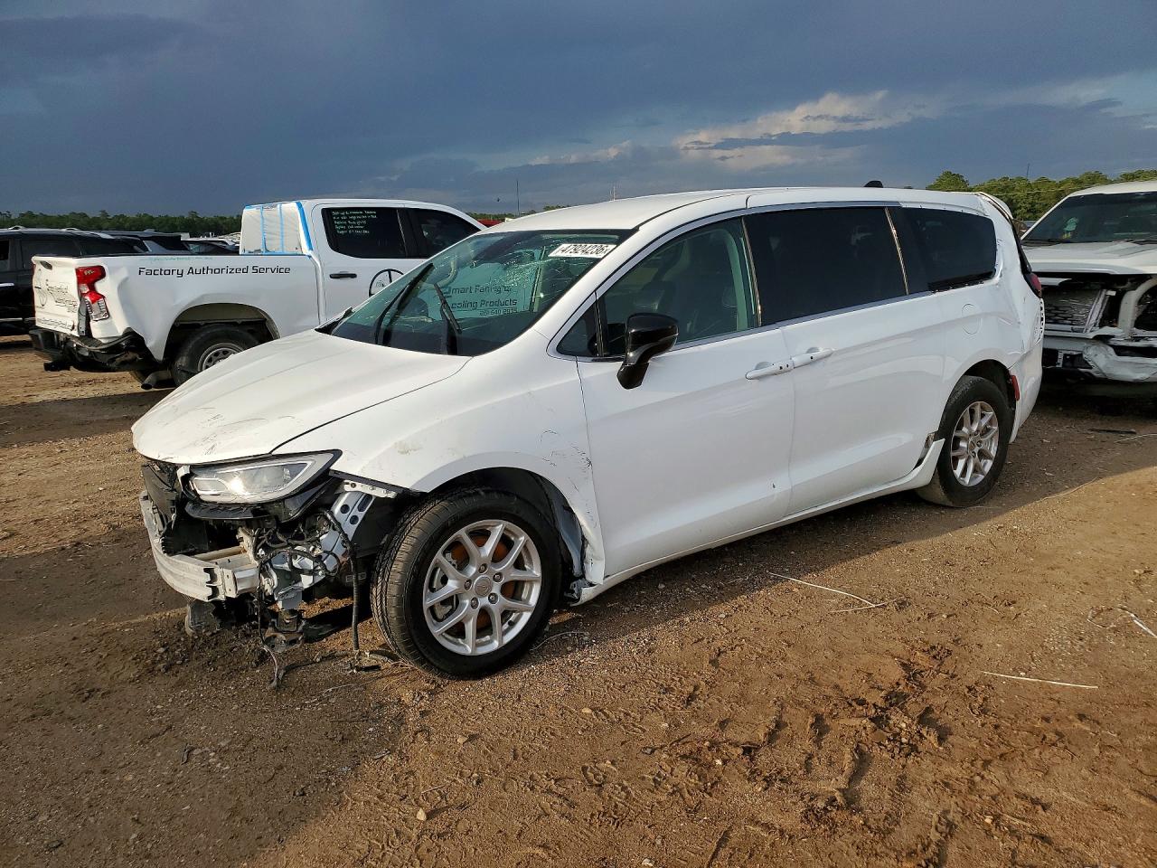 2024 Chrysler Pacifica Touring L, VIN 2C4RC1BG1RR125218 — Front end