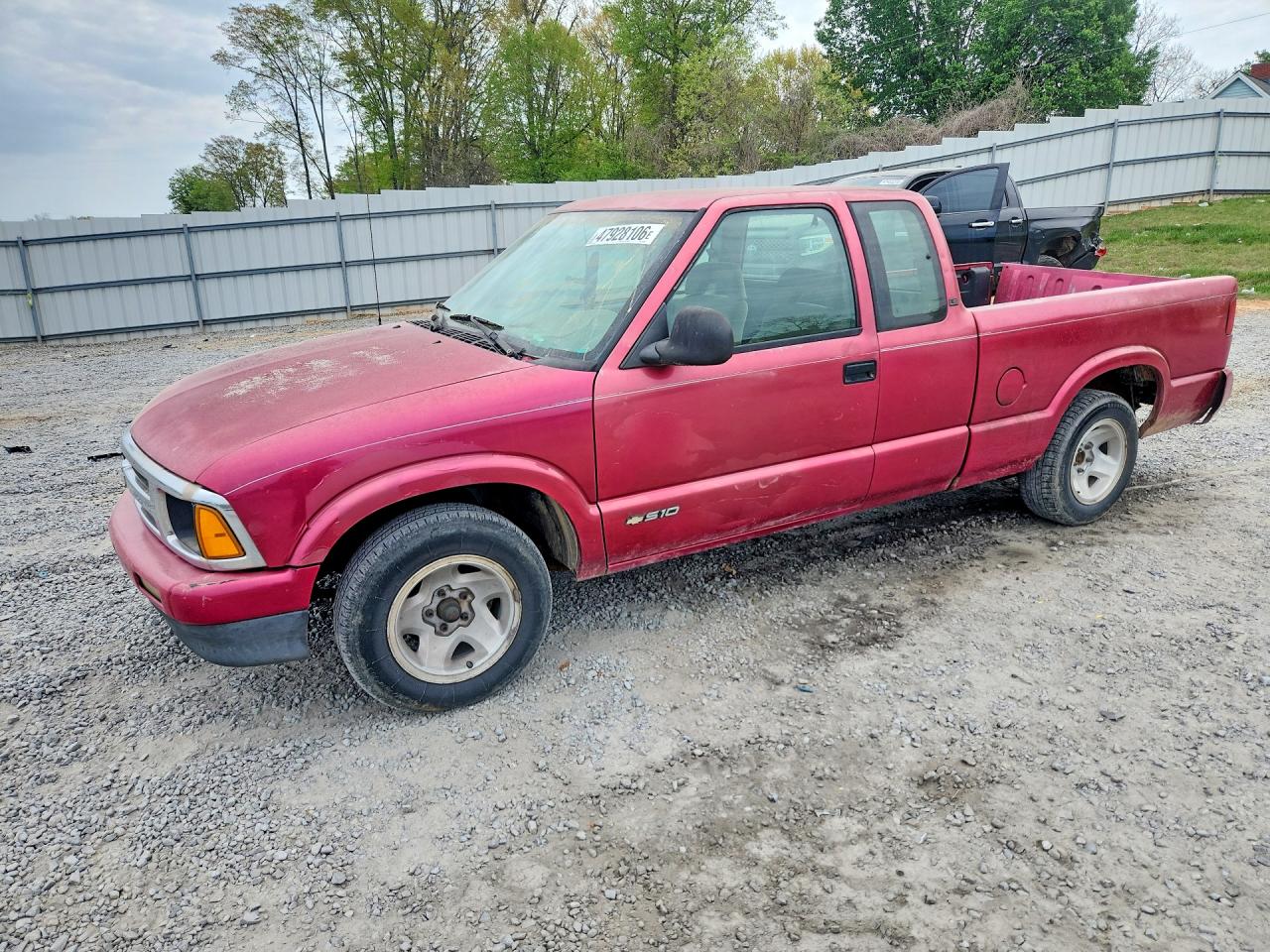 1995 Chevrolet S-10 LS, VIN 1GCCS1940S8218978 — Rear end