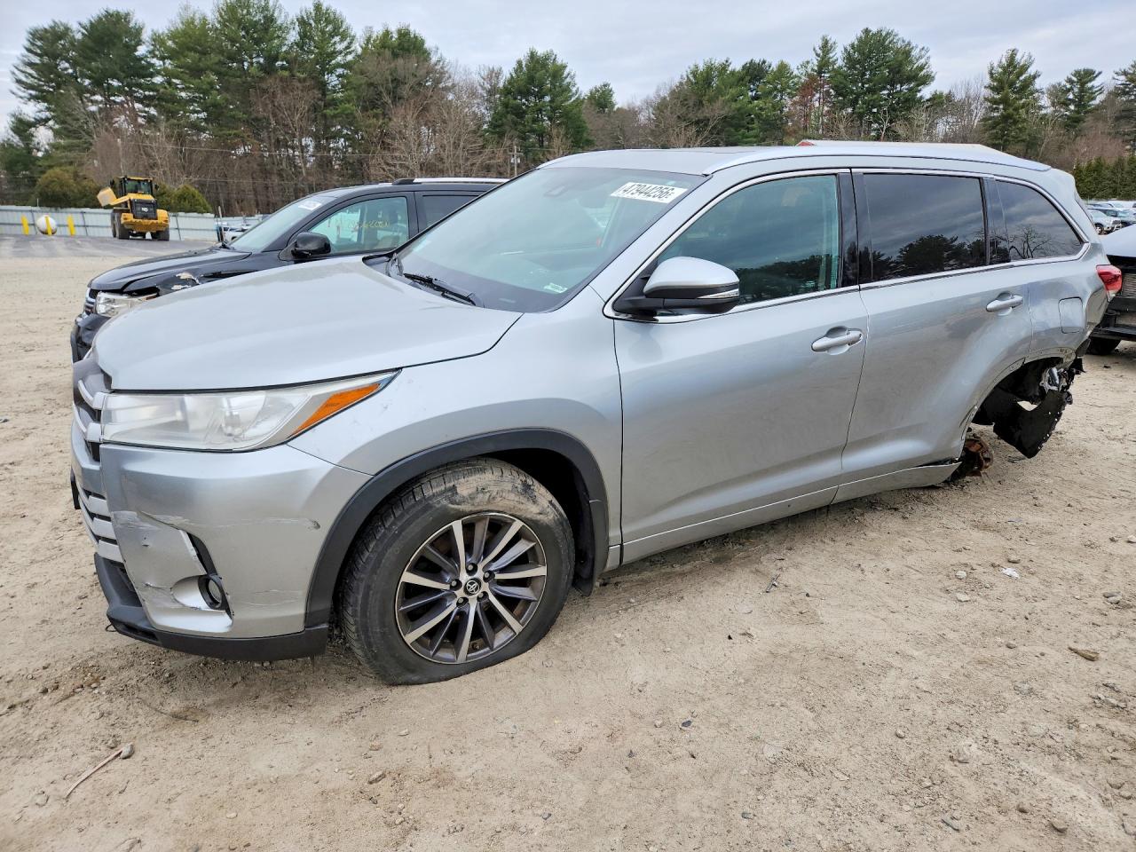 2018 Toyota Highlander XLE, VIN 5TDJZRFH0JS539888 — Rear end