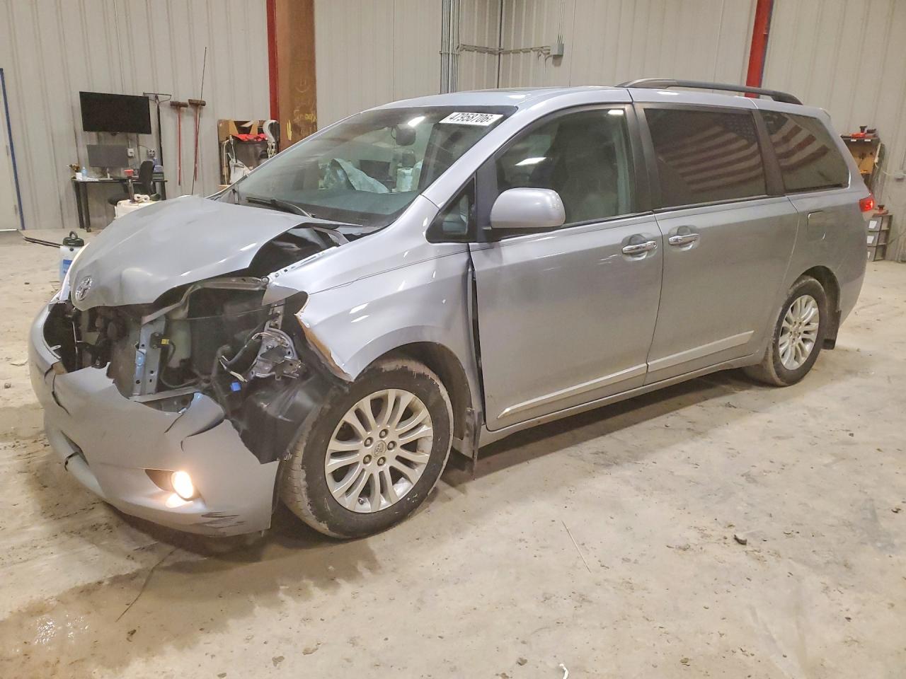 2014 Toyota Sienna XLE, VIN 5TDYK3DC1ES485157 — Front end