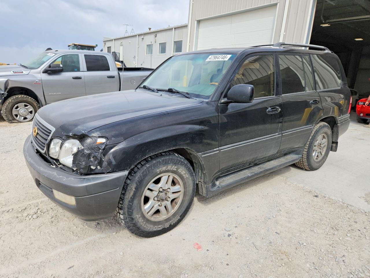 2002 Lexus LX 470, VIN JTJHT00W923519514 — Front end