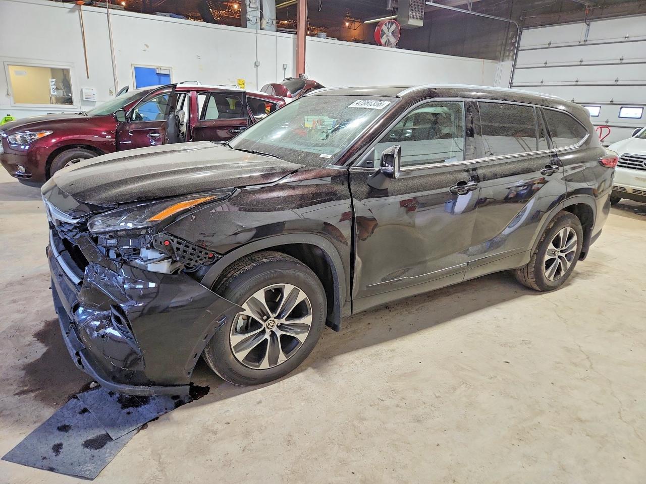 2022 Toyota Highlander XLE, VIN 5TDGZRBH3NS241650 — Перед
