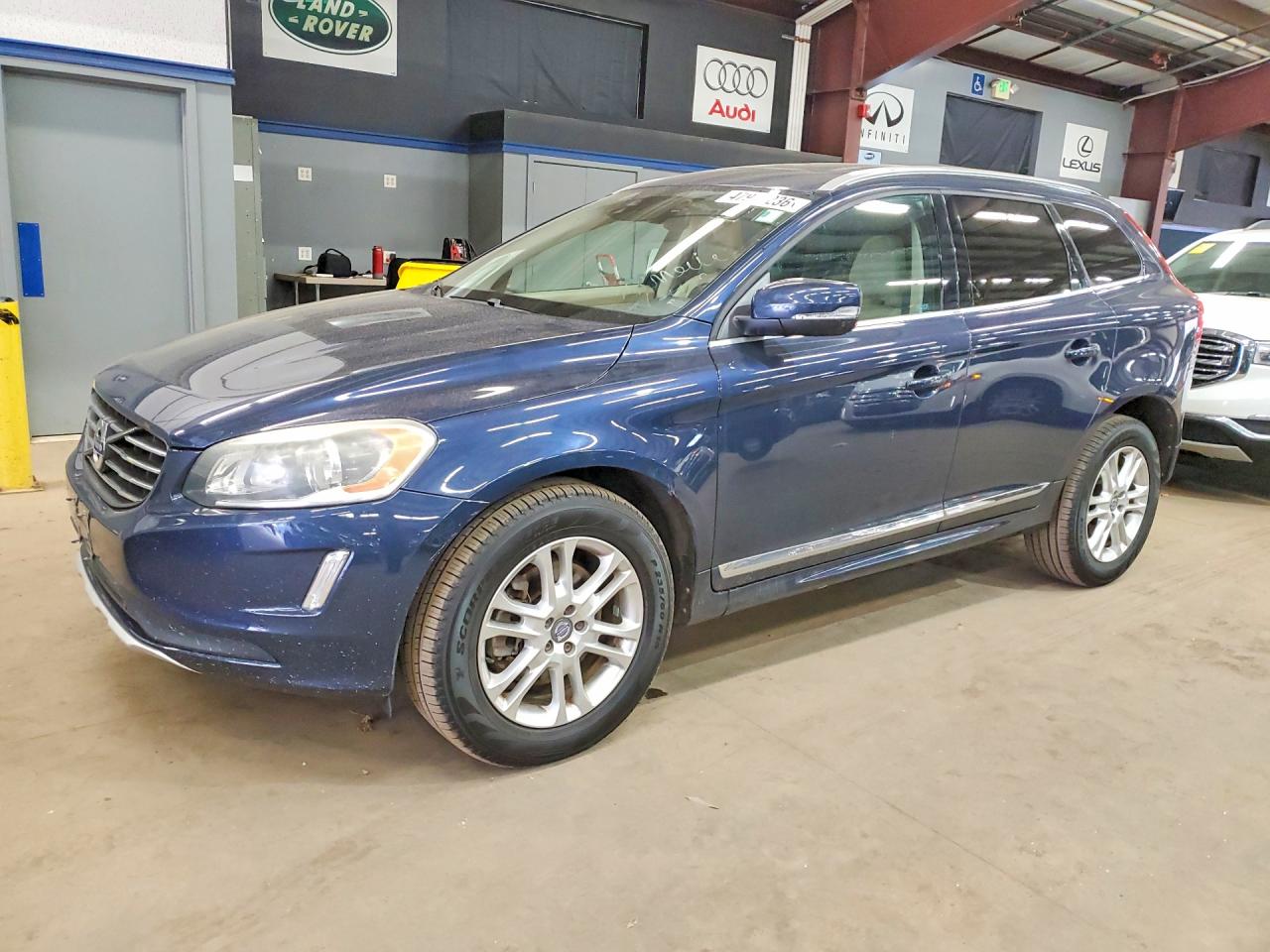 2015 Volvo XC60 T5 Drive-E Premier, VIN YV440MDK8F2741592 — Side