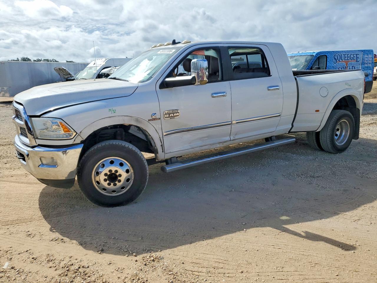 2013 Ram 3500 Laramie Longhorn, VIN 3C63RRNL1DG591863 — Бок