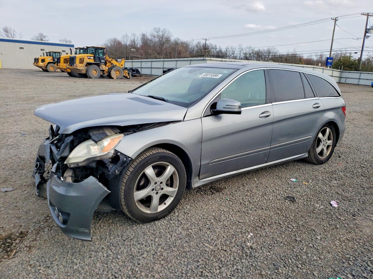 2011 Mercedes-Benz R 350, VIN 4JGCB6FE1BA114160 — Front end