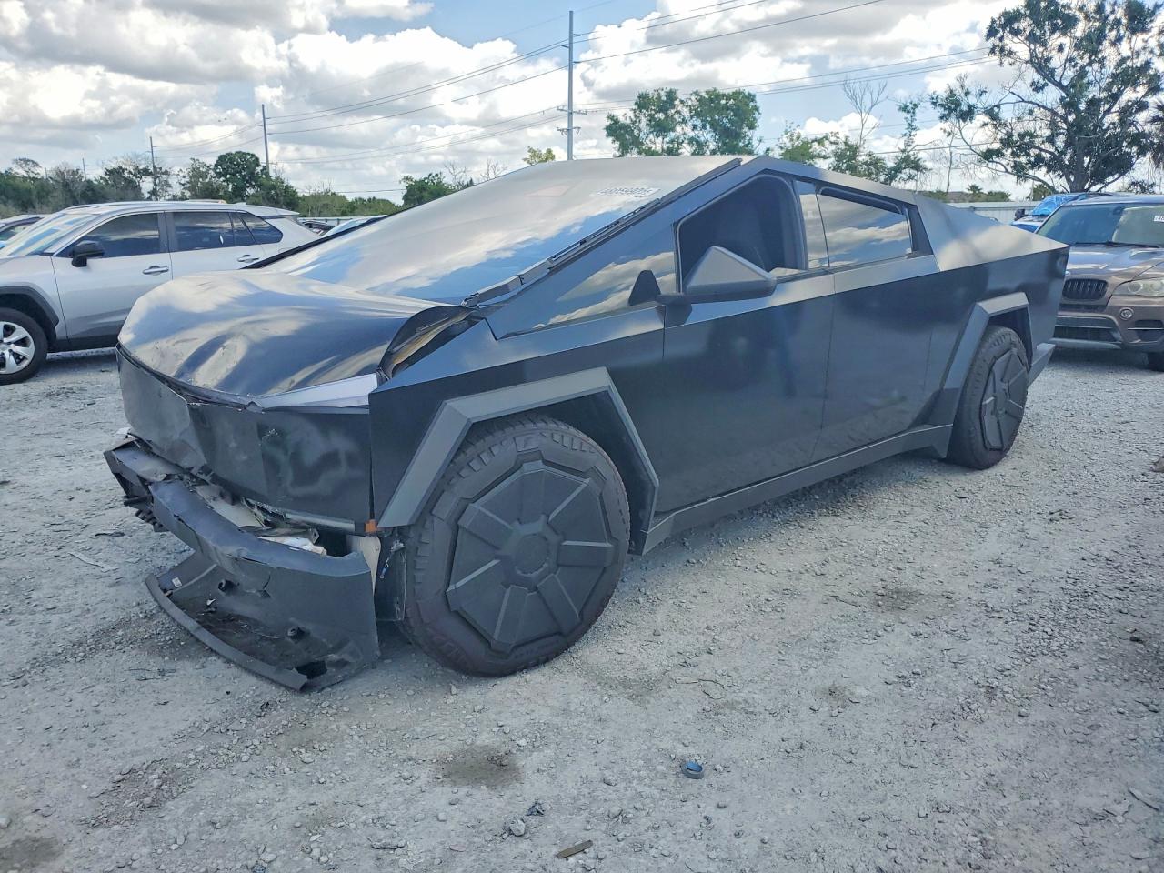 2024 Tesla Cybertruck, VIN 7G2CEHED3RA001645 — Front end