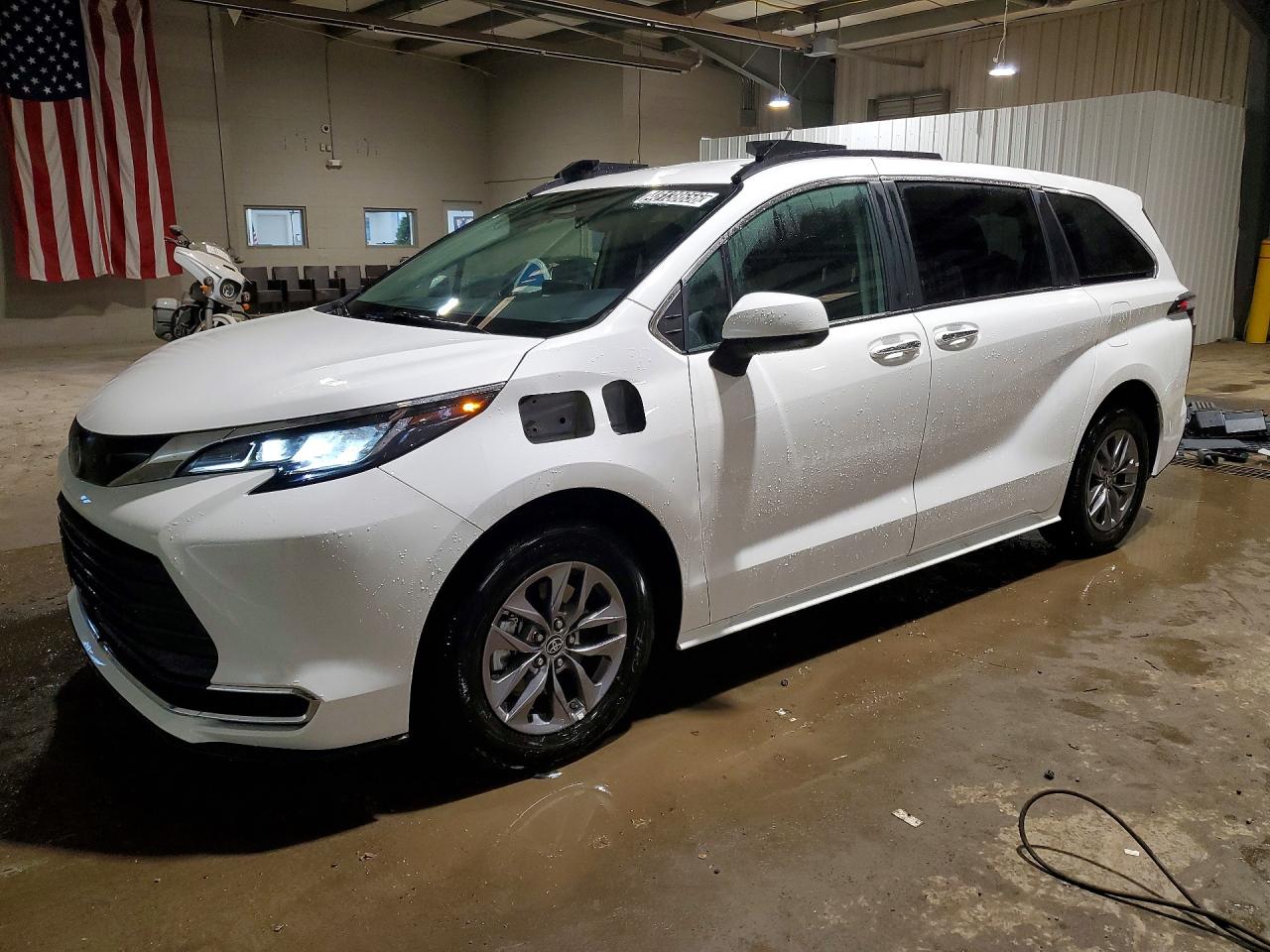 2023 Toyota Sienna XLE, VIN 5TDYRKEC7PS133871 — Фото с аукциона 1 of 4