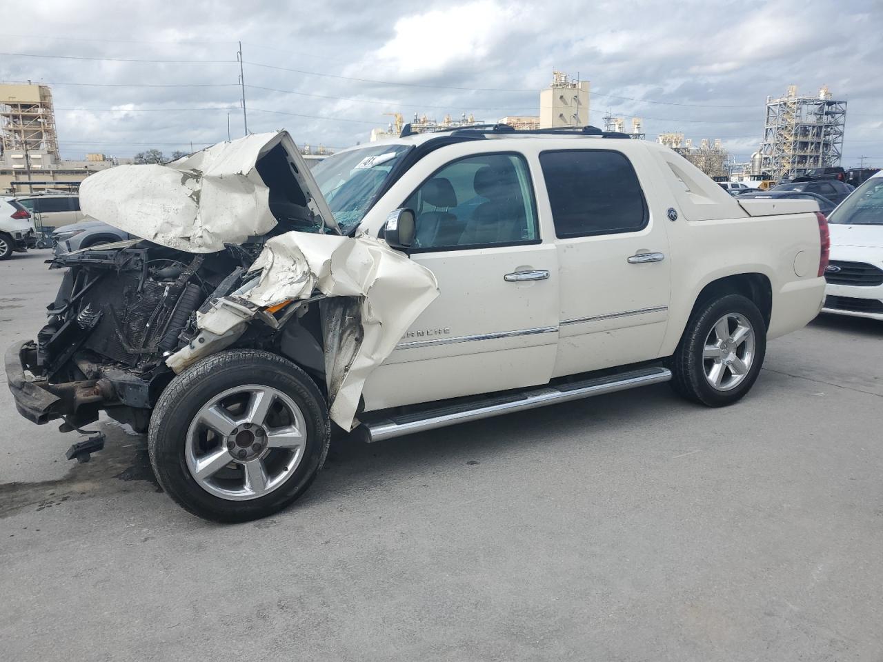 2013 Chevrolet Avalanche LTZ, VIN 3GNMCGE06DG321043 — Front end