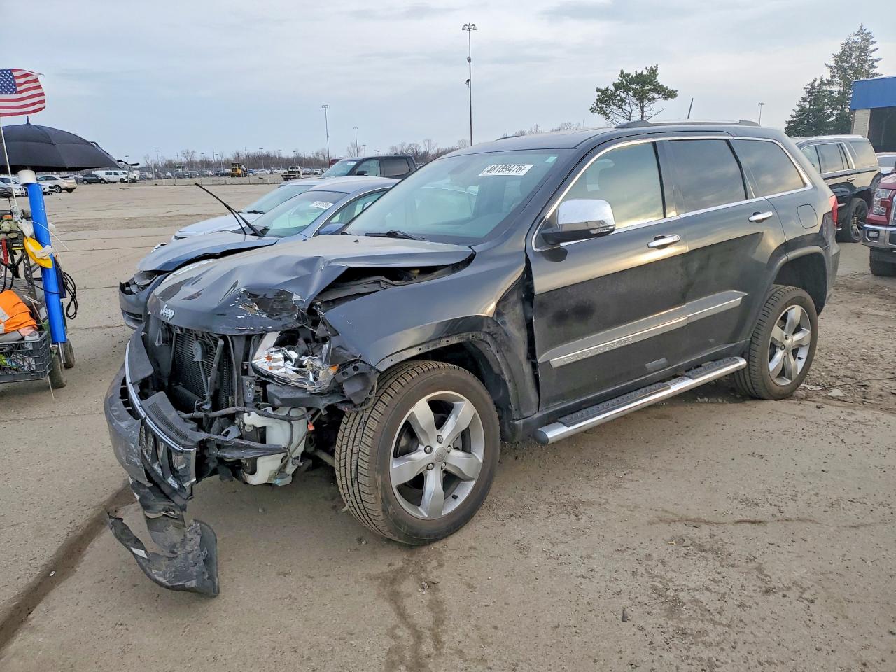 2013 Jeep Grand Cherokee Overland, VIN 1C4RJFCG5DC542490 — Front end