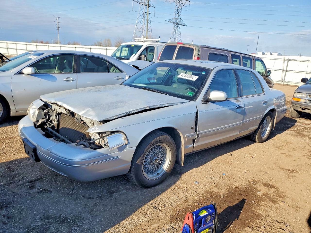 2001 Ford Crown Victoria LX, VIN 2FAFP74W21X139679 — Front end