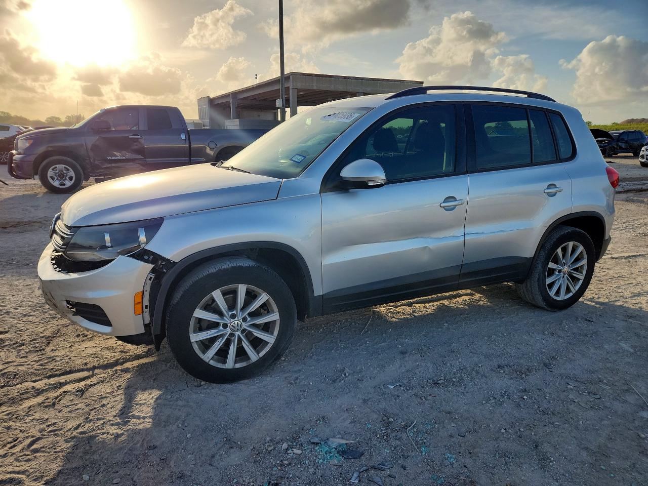 2017 Volkswagen Tiguan S, VIN WVGAV7AX2HK044961 — Перед