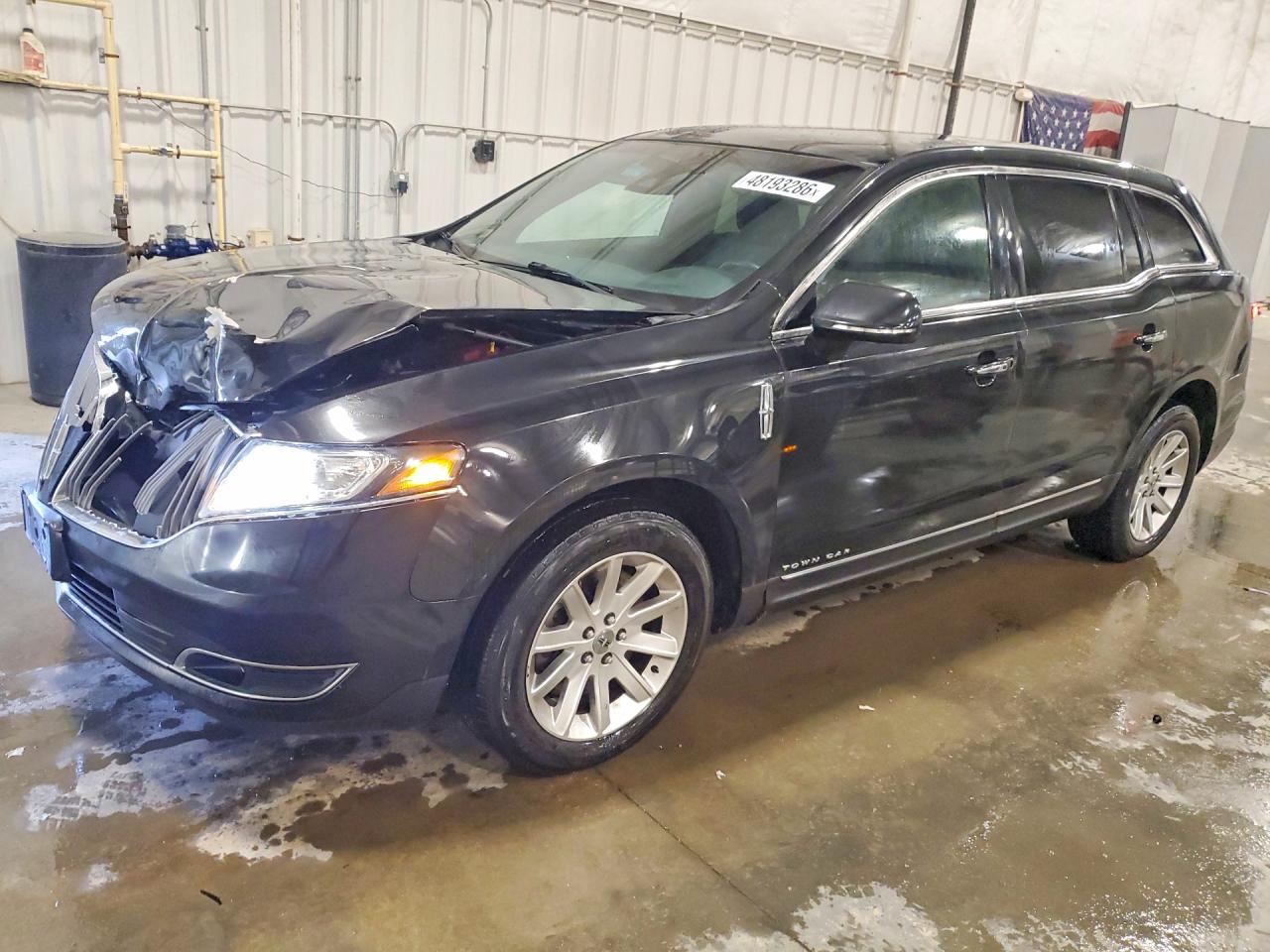 2015 Lincoln MKT, VIN 2LMHJ5NK7FBL02898 — Front end
