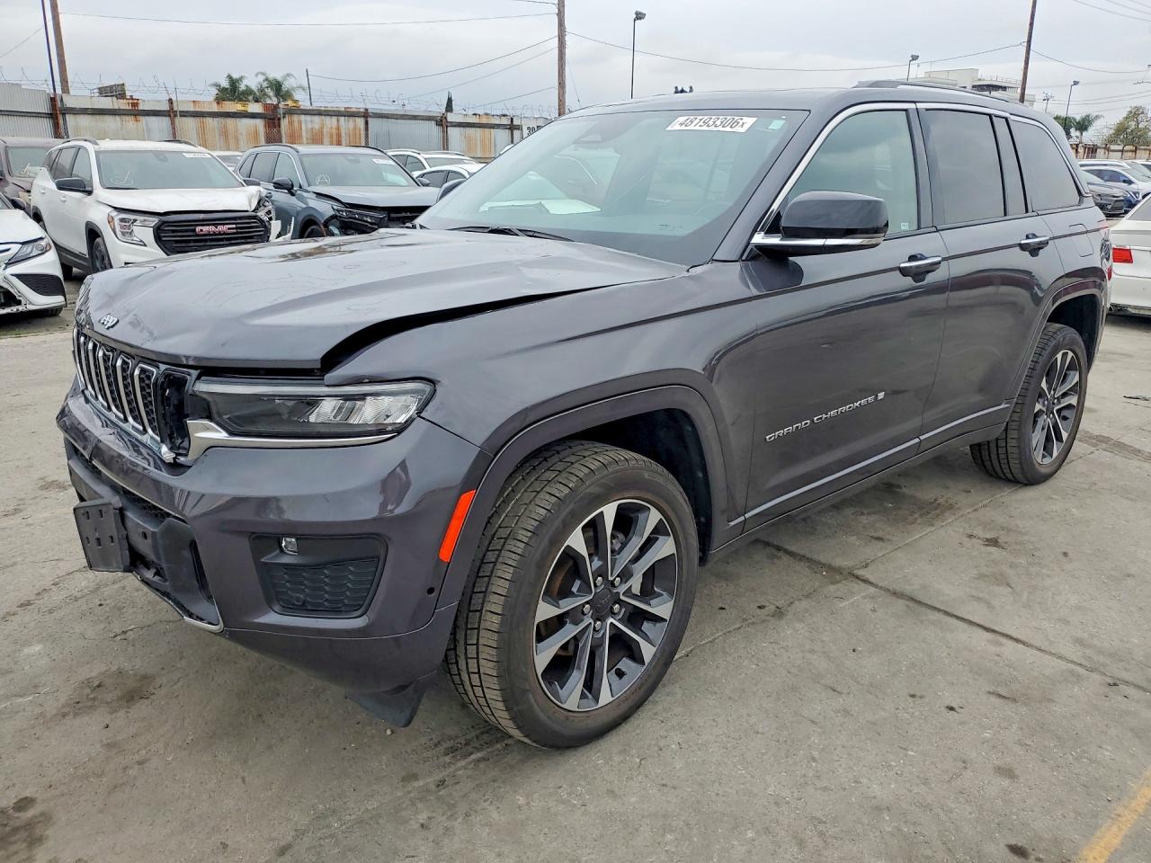 2022 Jeep Grand Cherokee Overland, VIN 1C4RJGDG3N8589266 — Front end