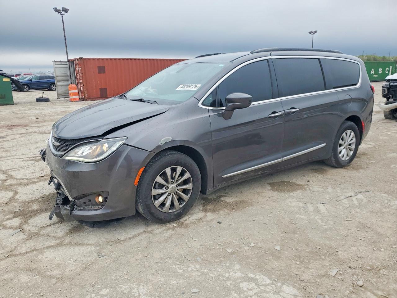 2017 Chrysler Pacifica Touring L, VIN 2C4RC1BG4HR592437 — Front end