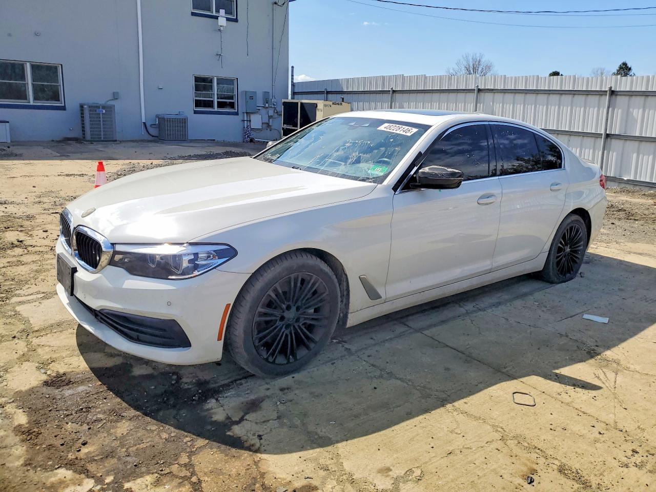 2019 BMW 5 Series 530i xDrive, VIN WBAJA7C50KWW17526 — Пожар в салоне