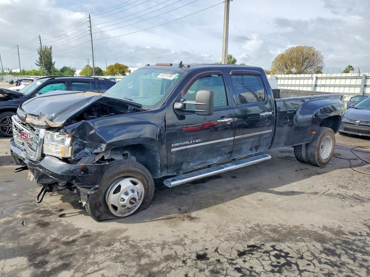 2013 GMC Sierra 3500HD Denali, VIN 1GT426C88DF217797 — Front end