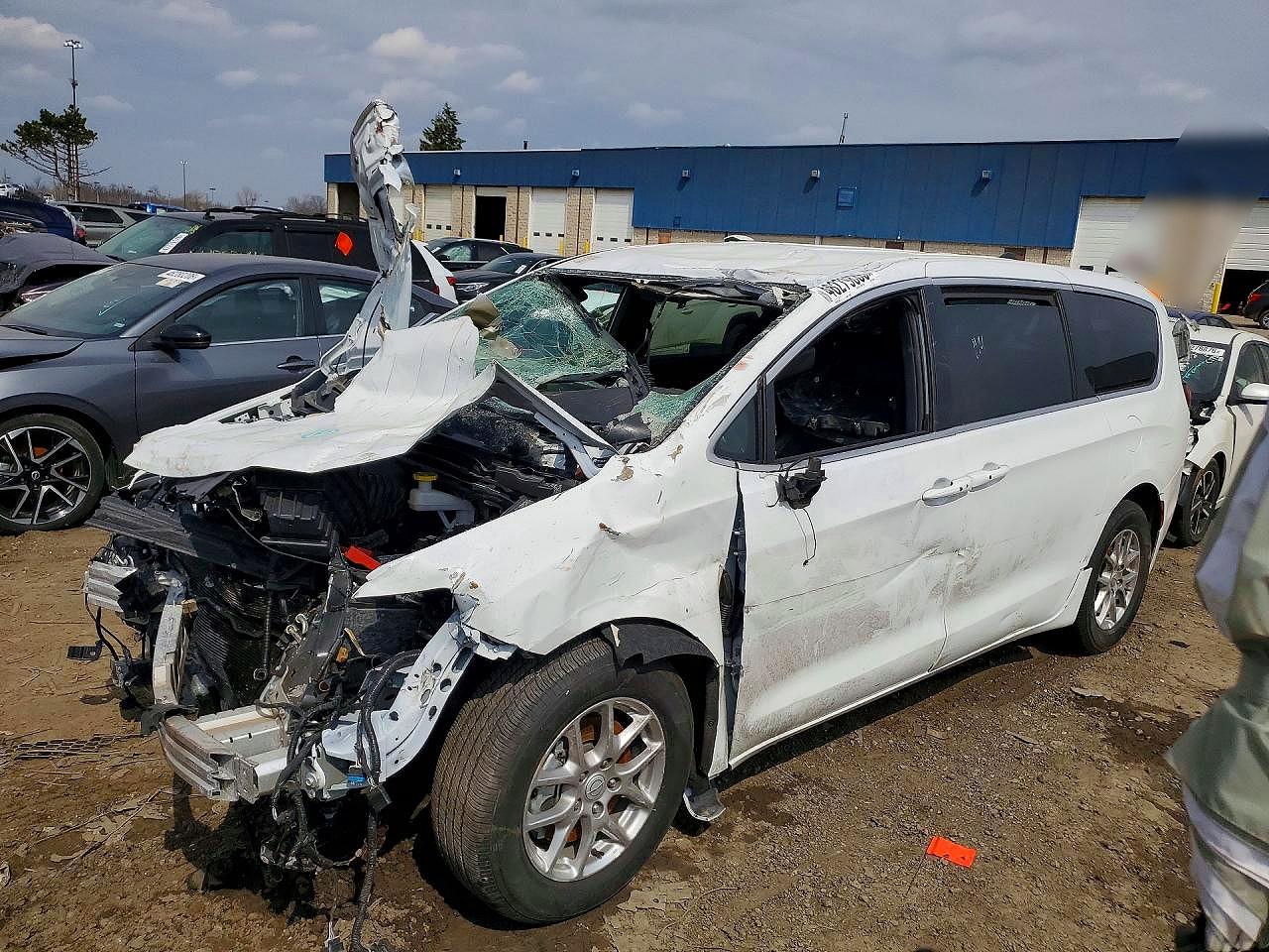 2025 Chrysler Pacifica Select, VIN 2C4RC1BG7SR601333 — Rollover