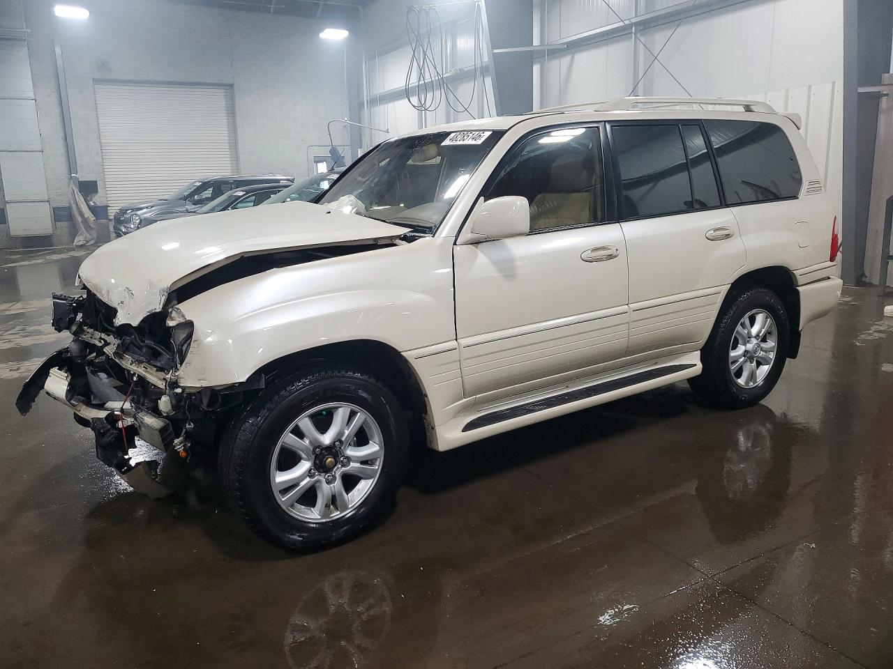 2003 Lexus LX 470, VIN JTJHT00W533532486 — Front end