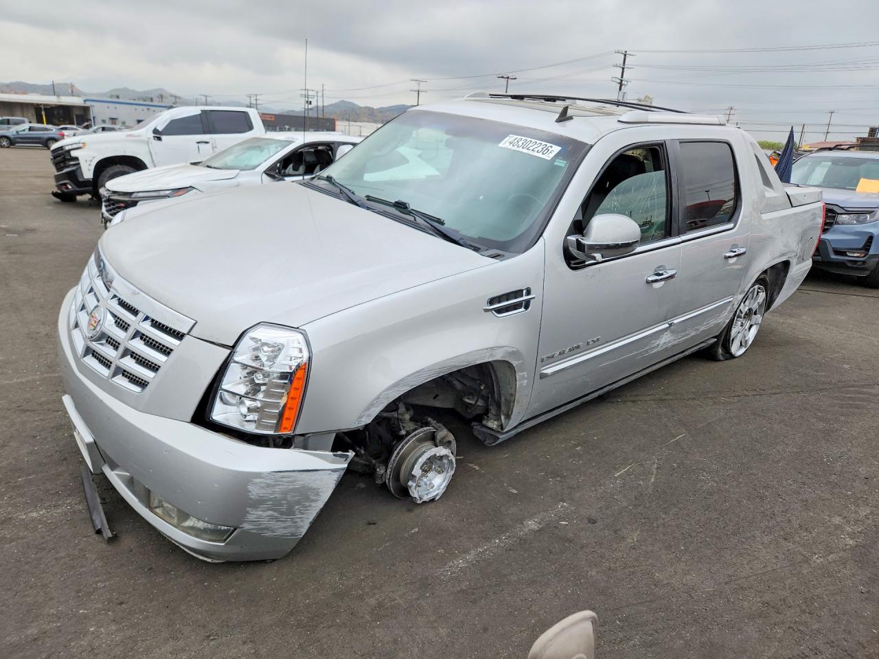 2011 Cadillac Escalade EXT Premium, VIN 3GYT4NEF3BG326282 — Front end