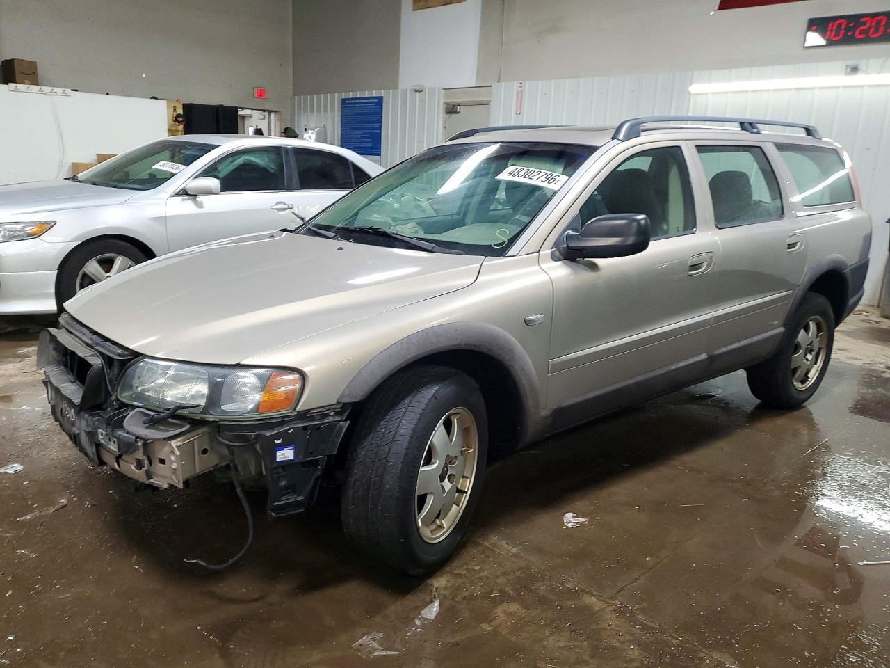 2002 Volvo V70, VIN YV1SZ58D421056484 — Перед