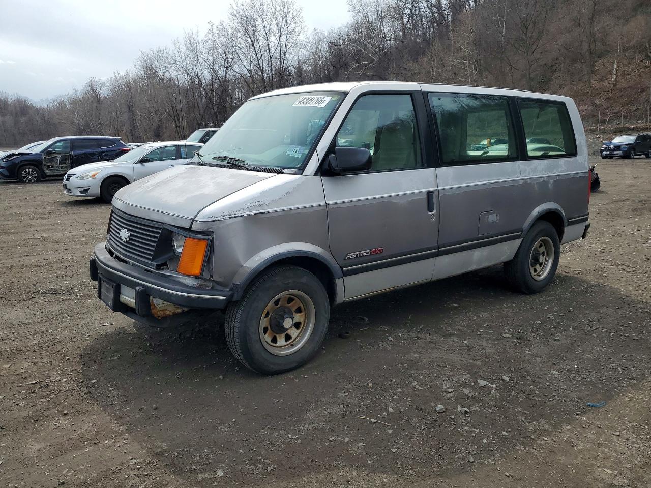 1994 Chevrolet Astro, VIN 1GNDM19Z5RB246256 — Front end