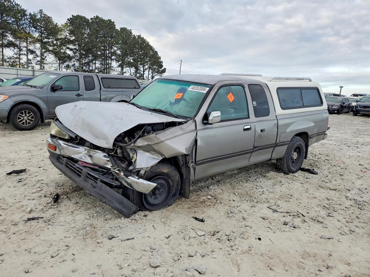 1997 Toyota T100 DX, VIN JT4TN12DXV0038590 — Front end