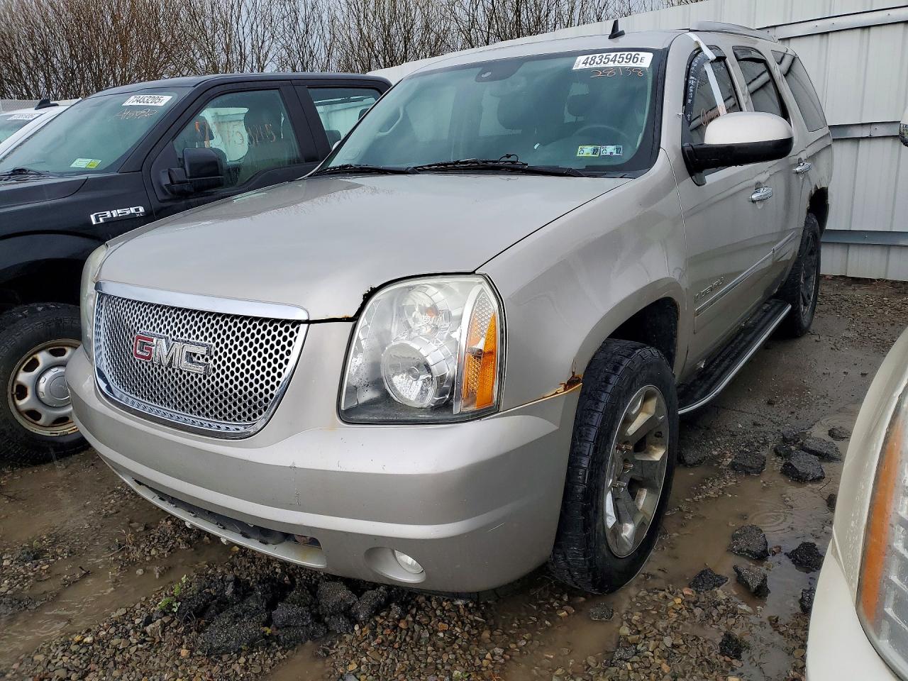 2009 GMC Yukon Denali, VIN 1GKFK03269R281381 — Minor dents and scratches