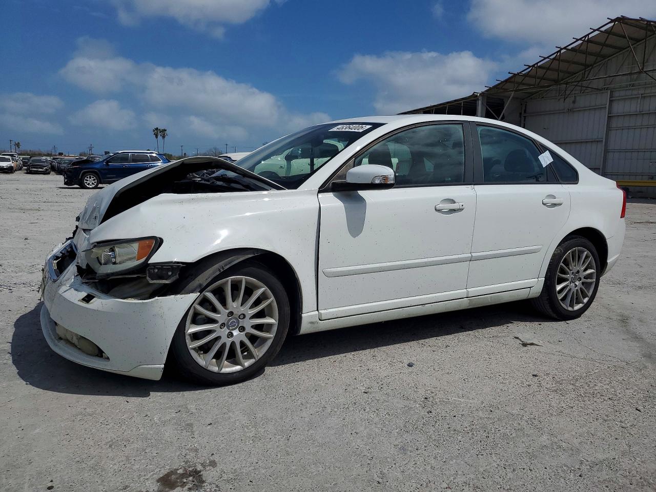2011 Volvo S40, VIN YV1672MS9B2550439 — Перед