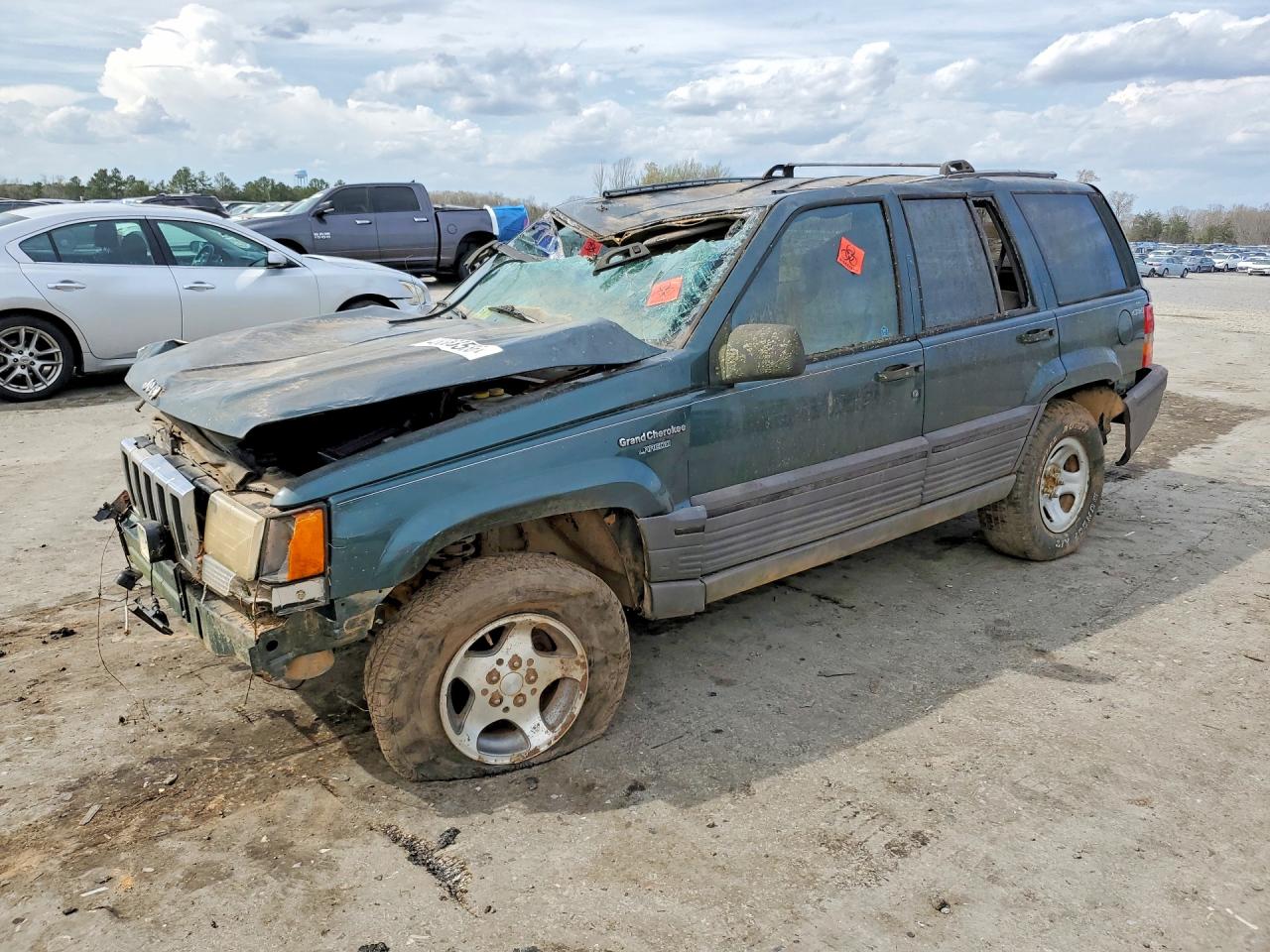 1994 Jeep Grand Cherokee Laredo, VIN 1J4GZ58Y2RC138673 — Front end