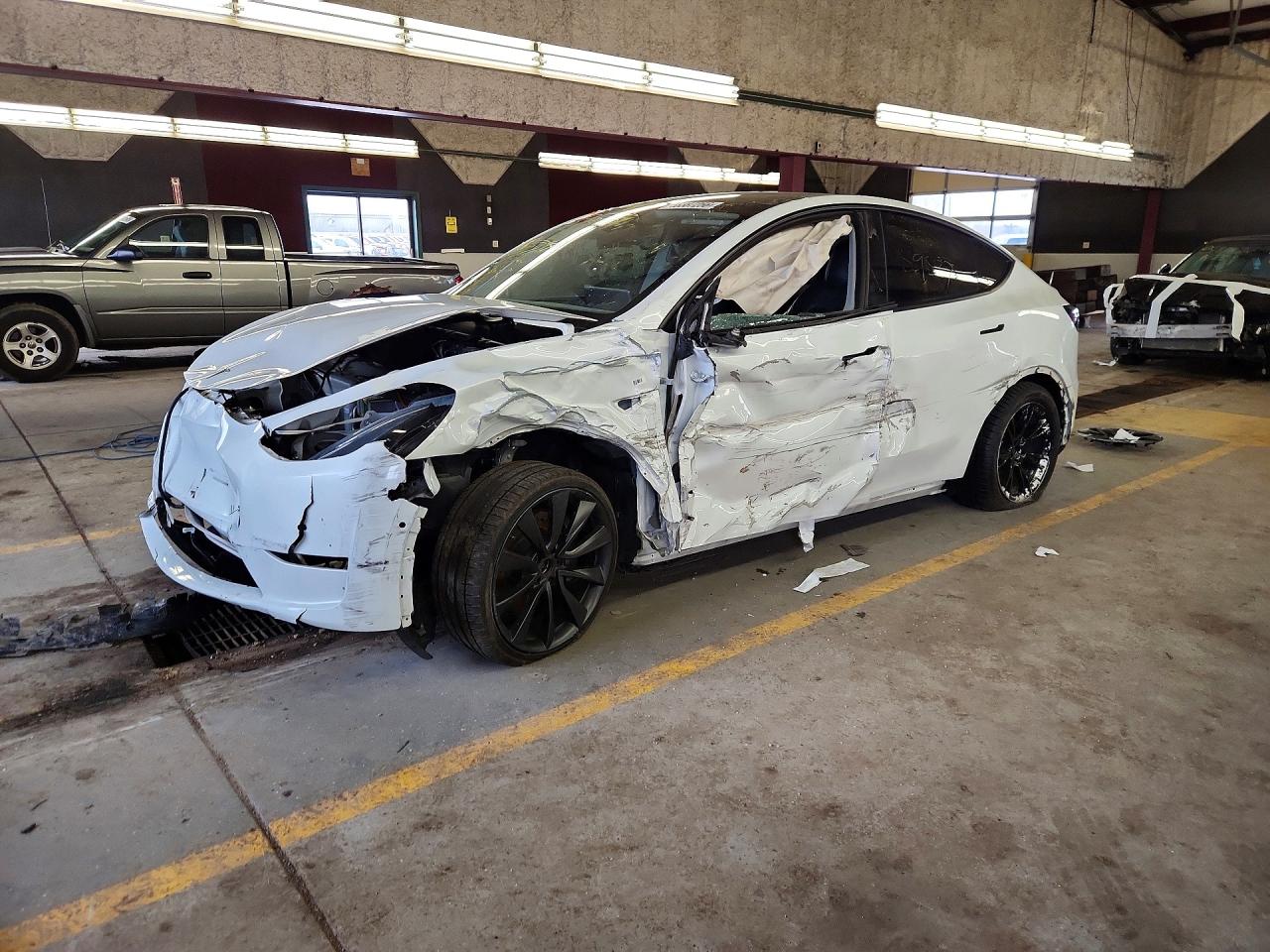 2020 Tesla Model Y Long Range, VIN 5YJYGDEE3LF017097 — Фото с аукциона