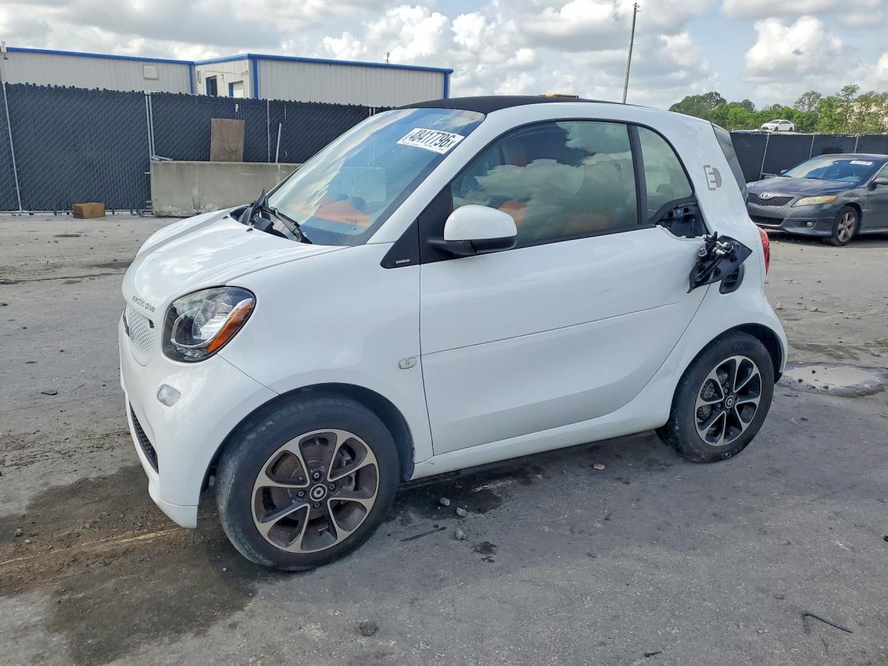 2017 Smart fortwo Prime, VIN WMEFJ9BA1HK229984 — Side