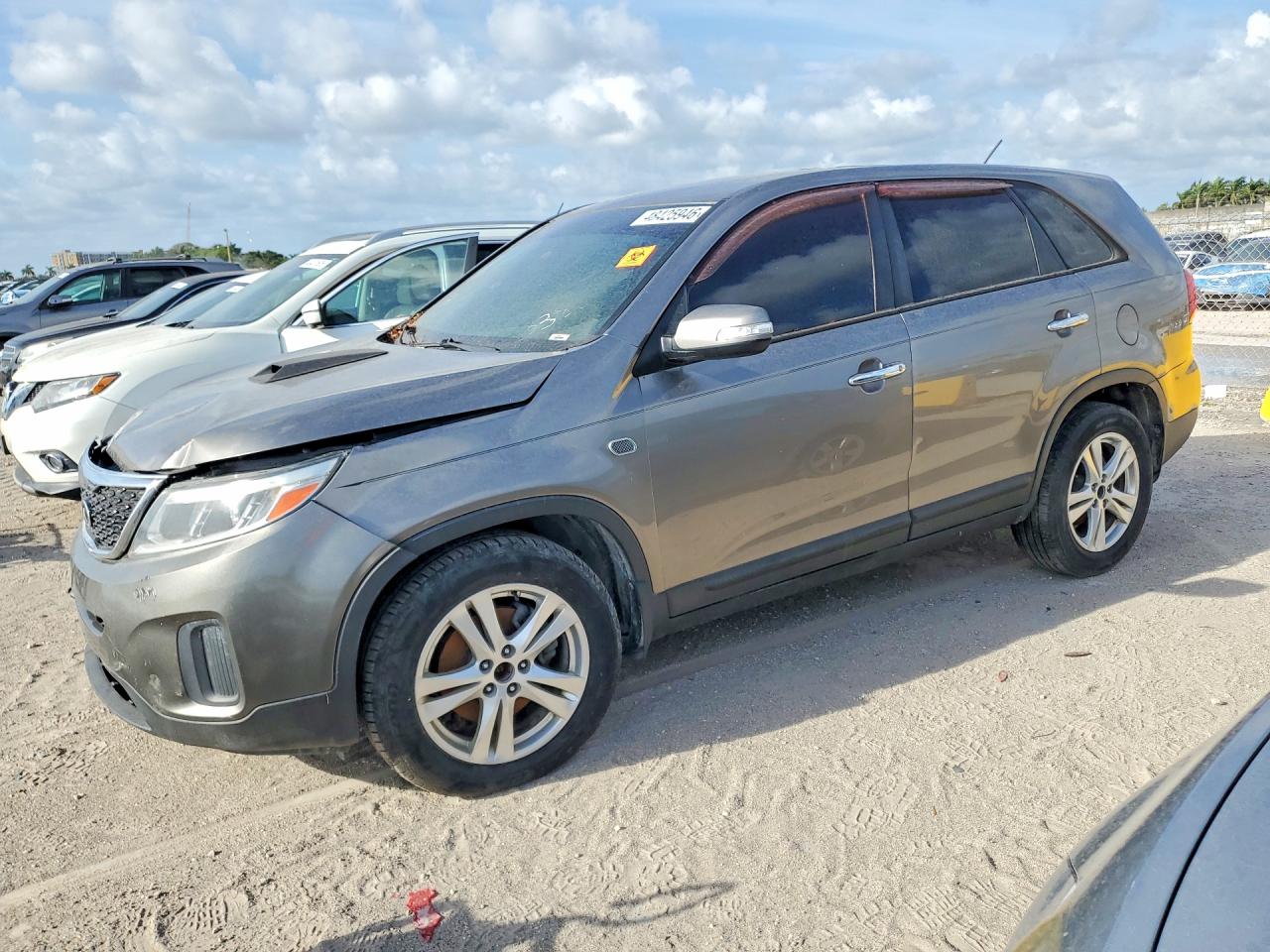 2014 Kia Sorento LX, VIN 5XYKT3A6XEG535990 — Перед