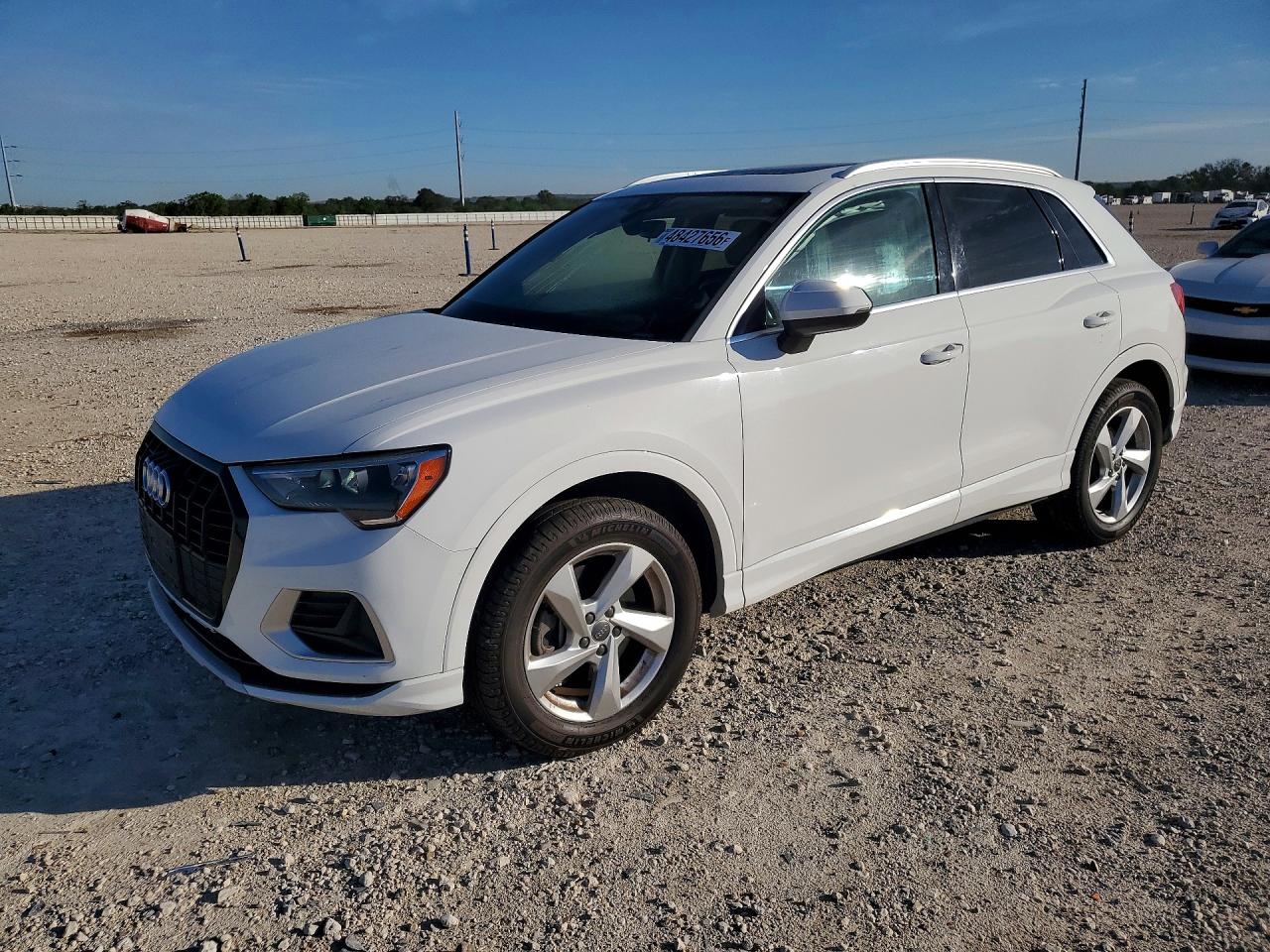2019 Audi Q3 Premium, VIN WA1AECF39K1078762 — Бок