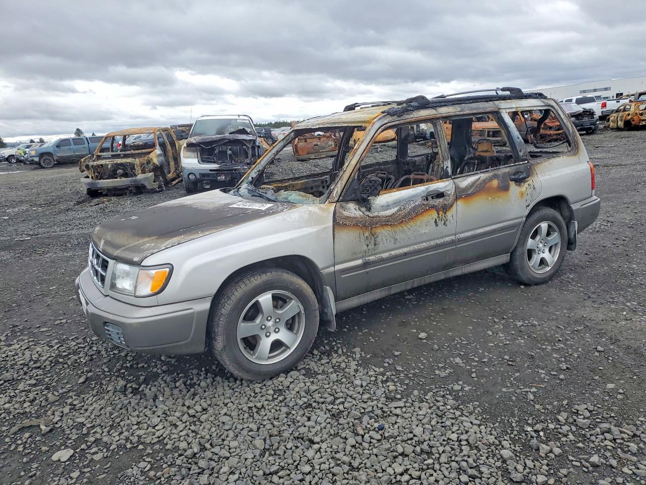2000 Subaru Forester S, VIN JF1SF6555YH721285 — Пожар