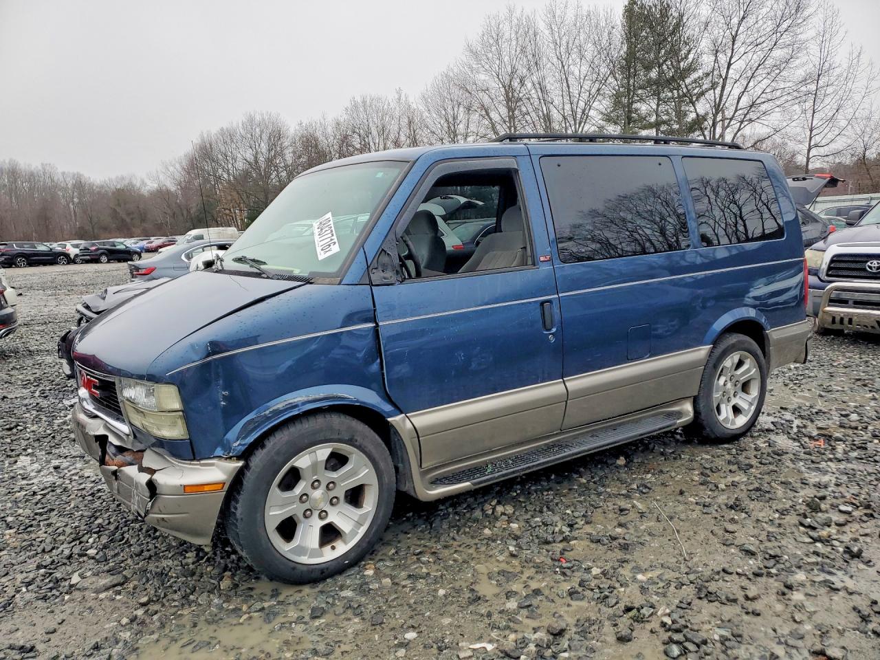 2005 GMC Safari, VIN 1GKDM19XX5B504504 — Front end