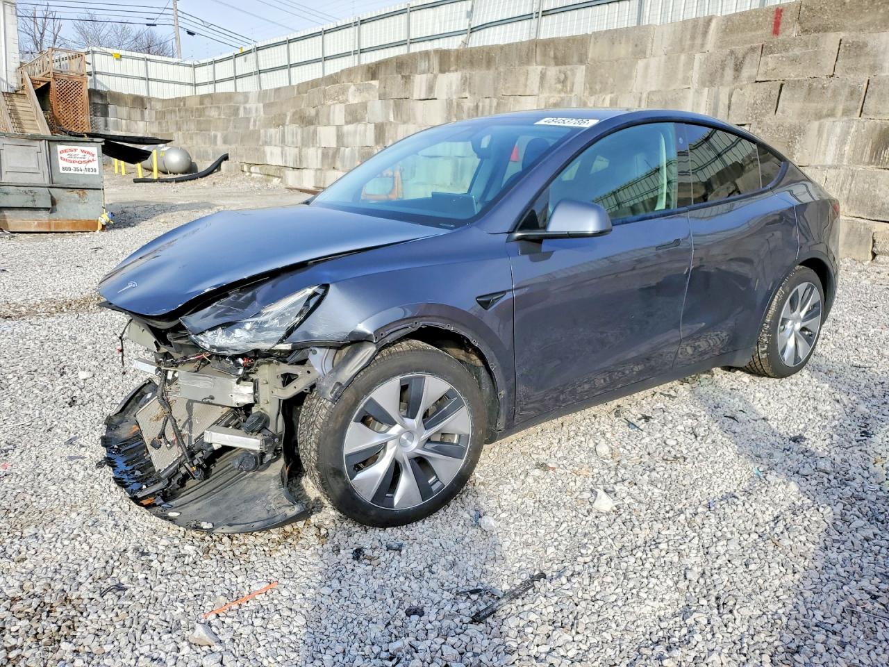2021 Tesla Model Y Long Range, VIN 5YJYGAEE5MF305400 — Front end