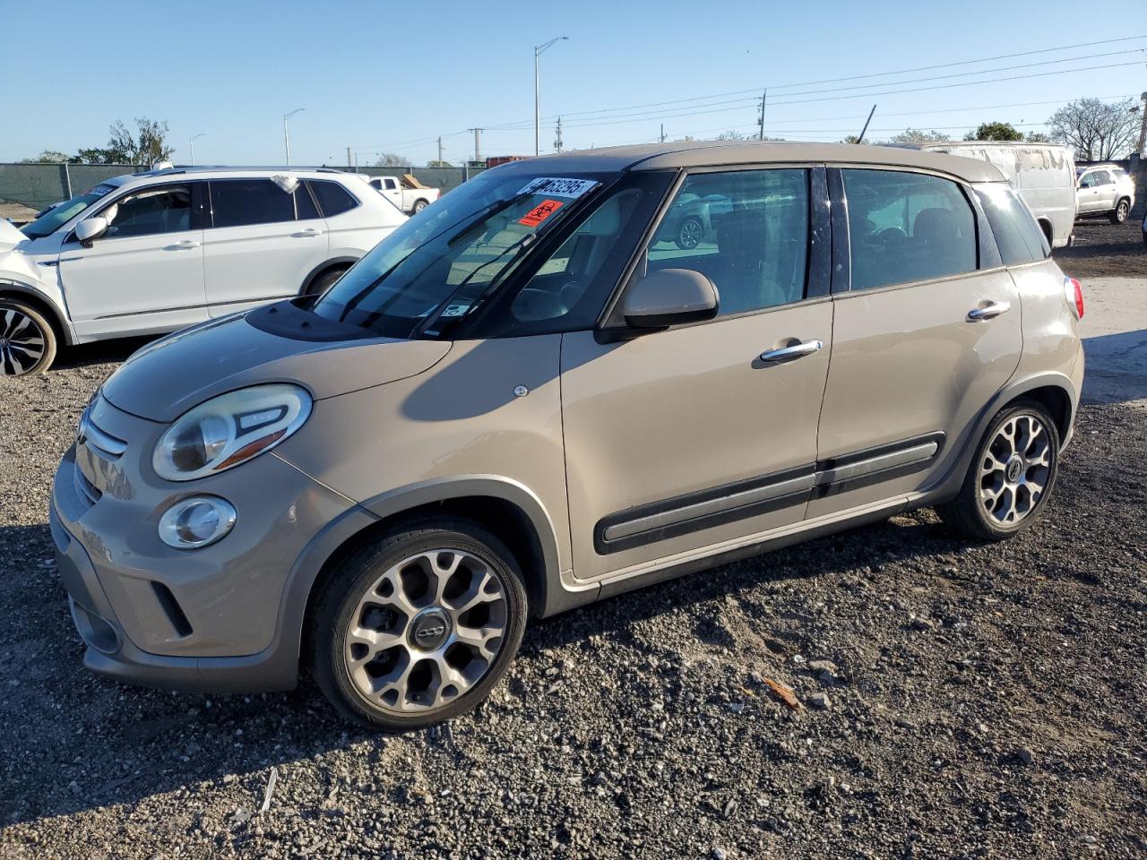 2014 FIAT 500L Trekking, VIN ZFBCFADH5EZ020235 — Side