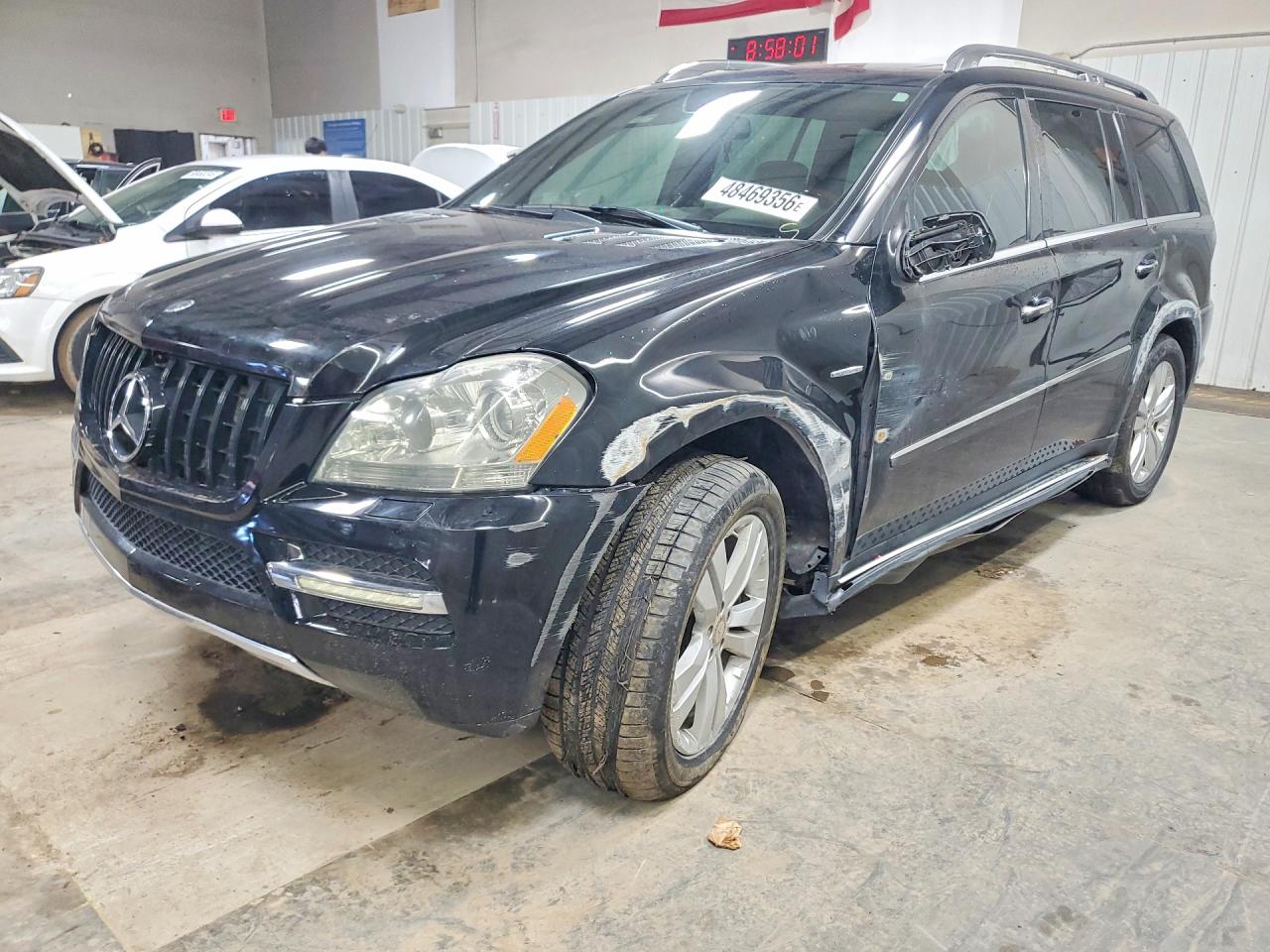 2010 Mercedes-Benz GL 350, VIN 4JGBF2FE0AA552885 — Side