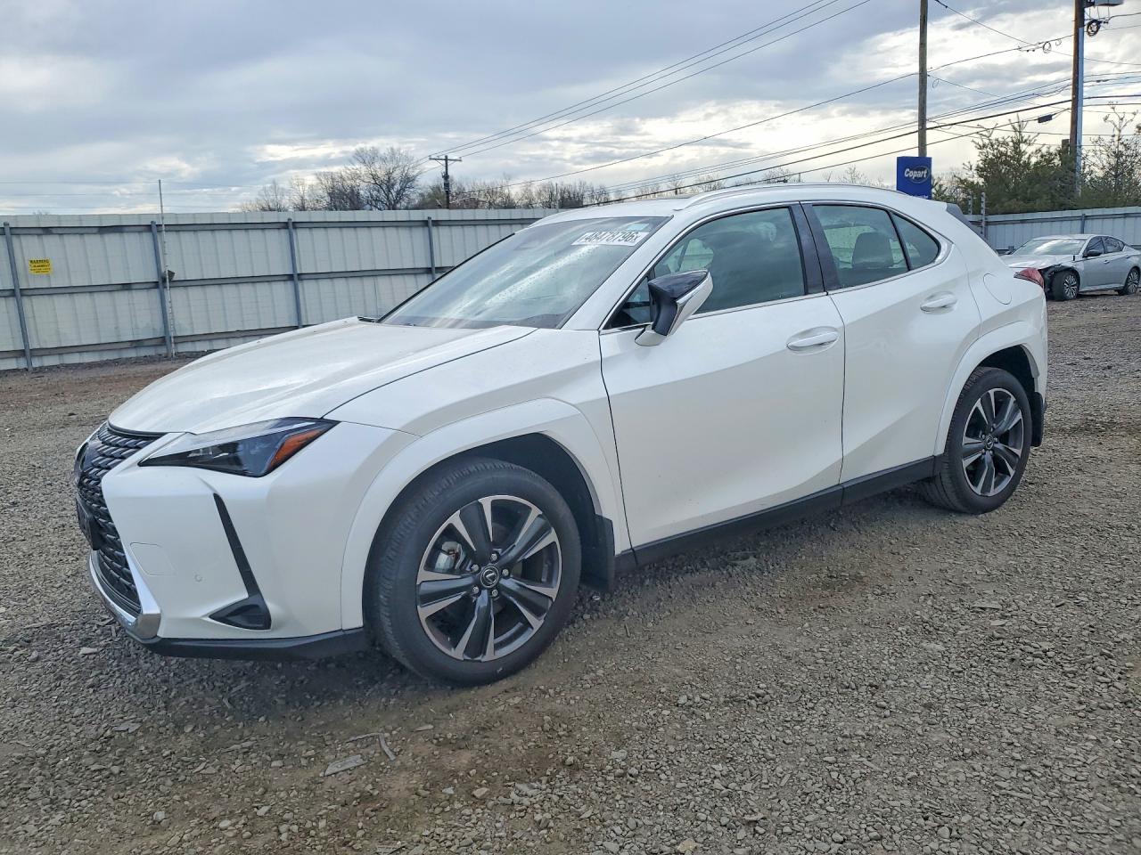 2025 Lexus UX 300h Premium, VIN JTHUCJDH5S2006199 — Бок