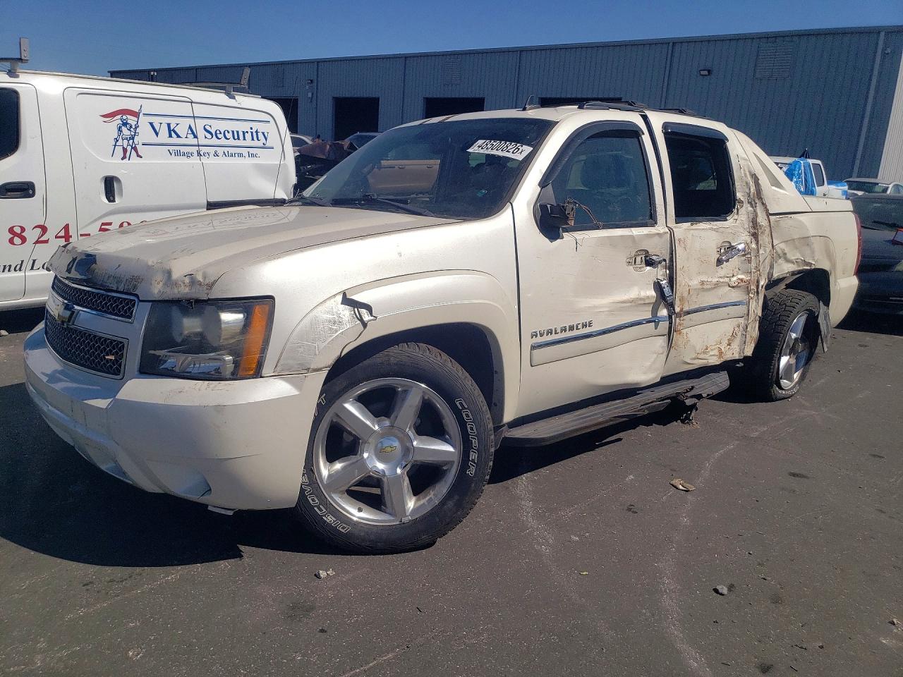 2012 Chevrolet Avalanche LTZ, VIN 3GNTKGE76CG108877 — Бок