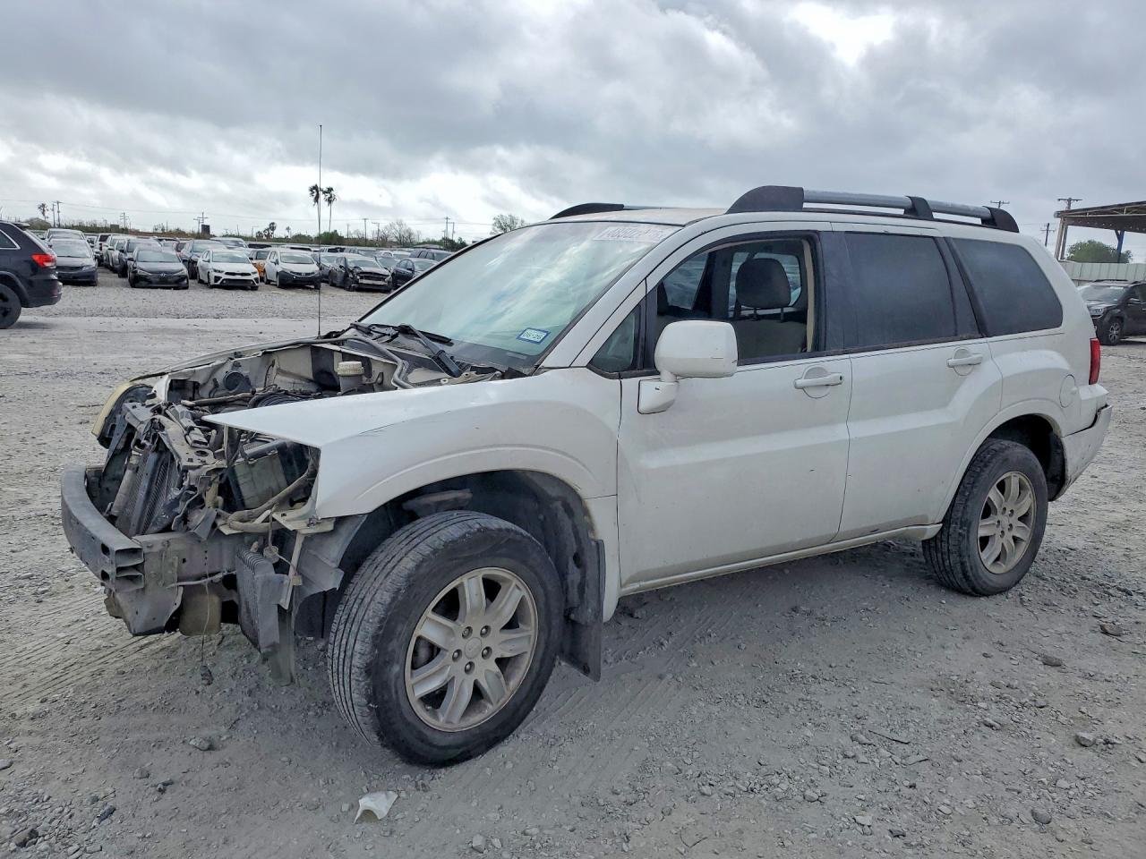 2010 Mitsubishi Endeavor LS, VIN 4A4JM2AS7AE013250 — Front end