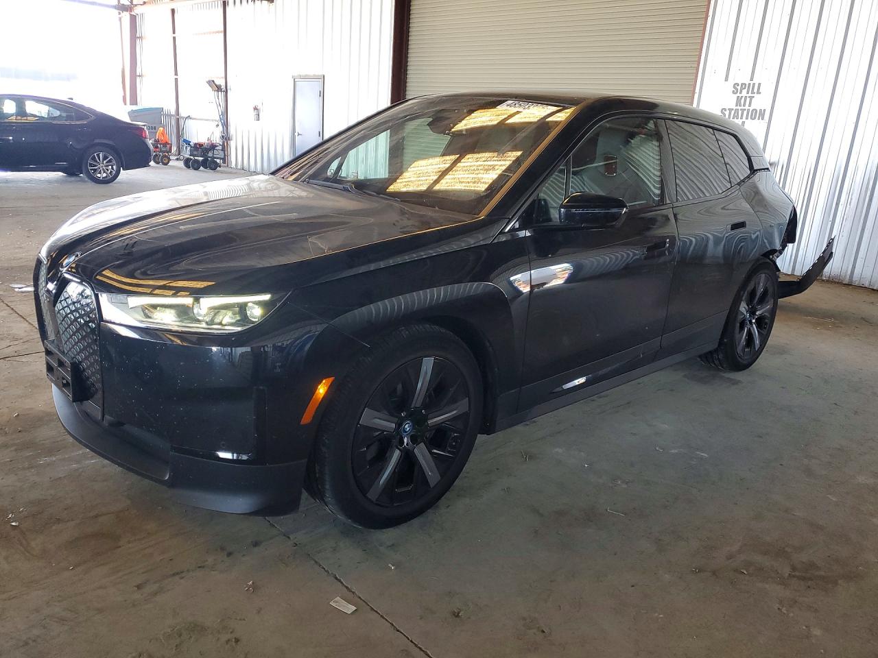 2022 BMW iX xDrive50, VIN WB523CF03NCK44316 — Фото с аукциона 1 of 6