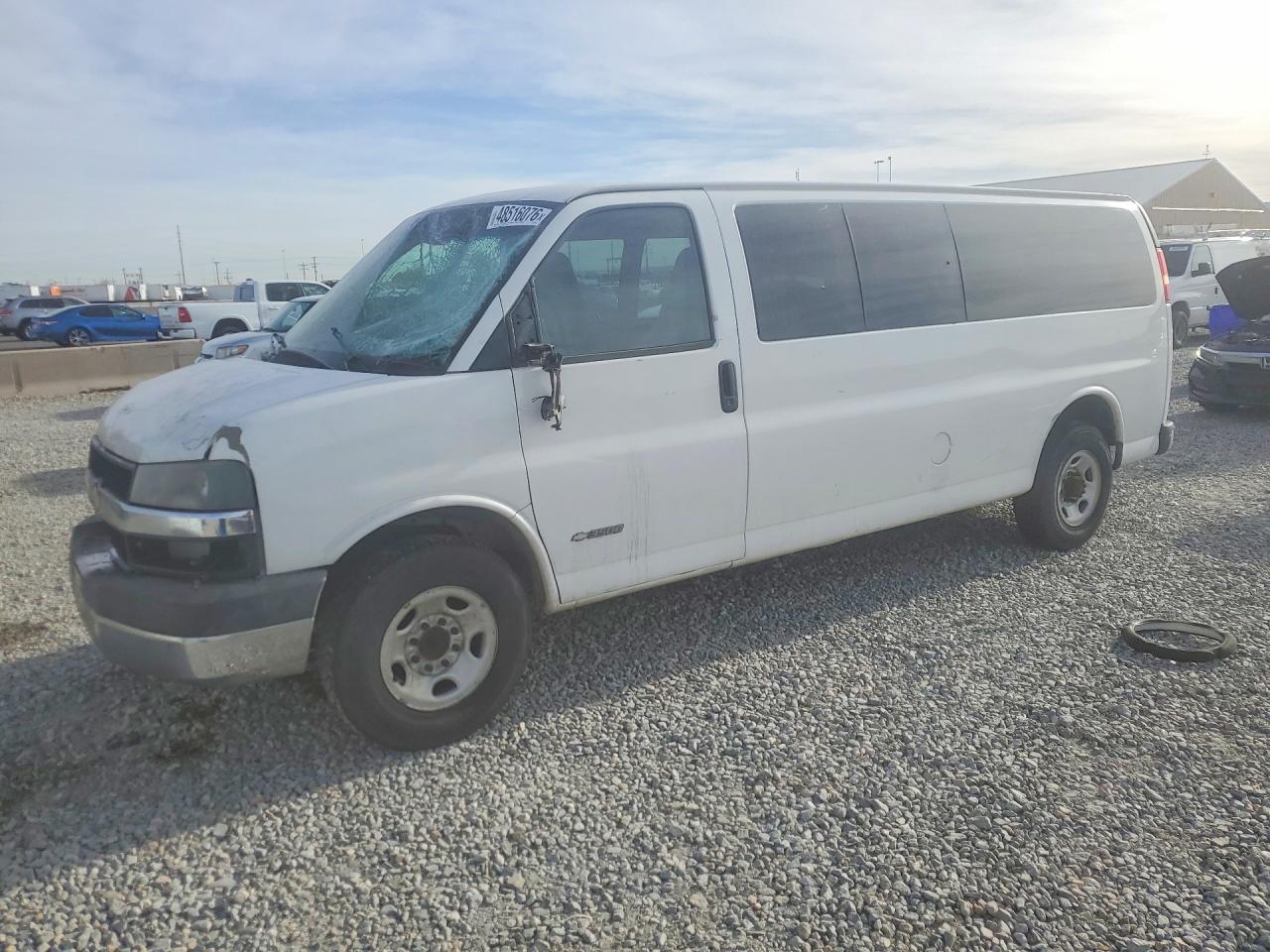 2003 Chevrolet Express Passenger, VIN 1GAHG39U531129283 — Front end
