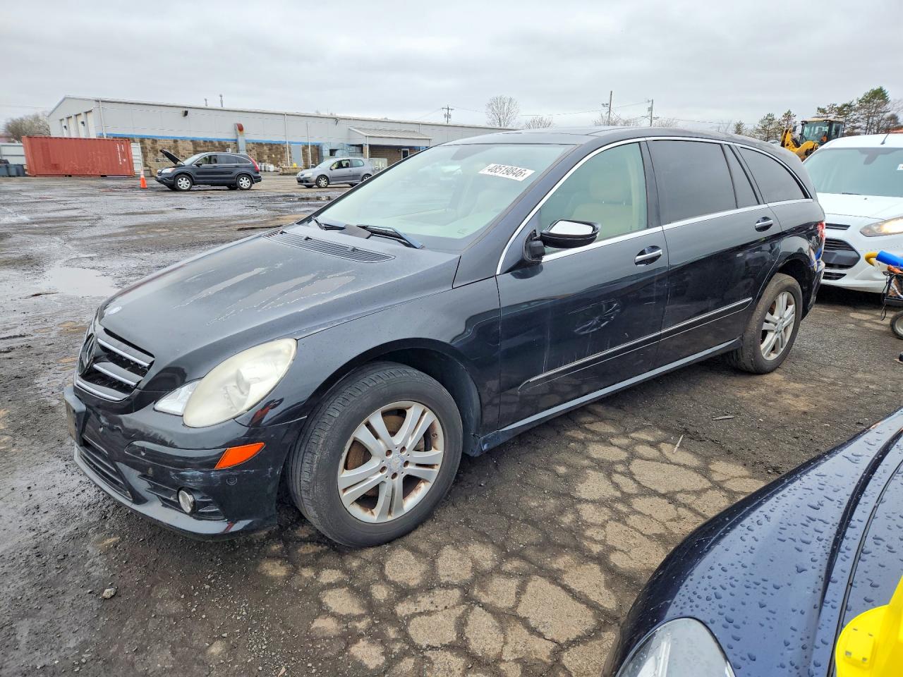 2009 Mercedes-Benz R 3.5L, VIN 4JGCB65E49A095020 — Minor dents and scratches