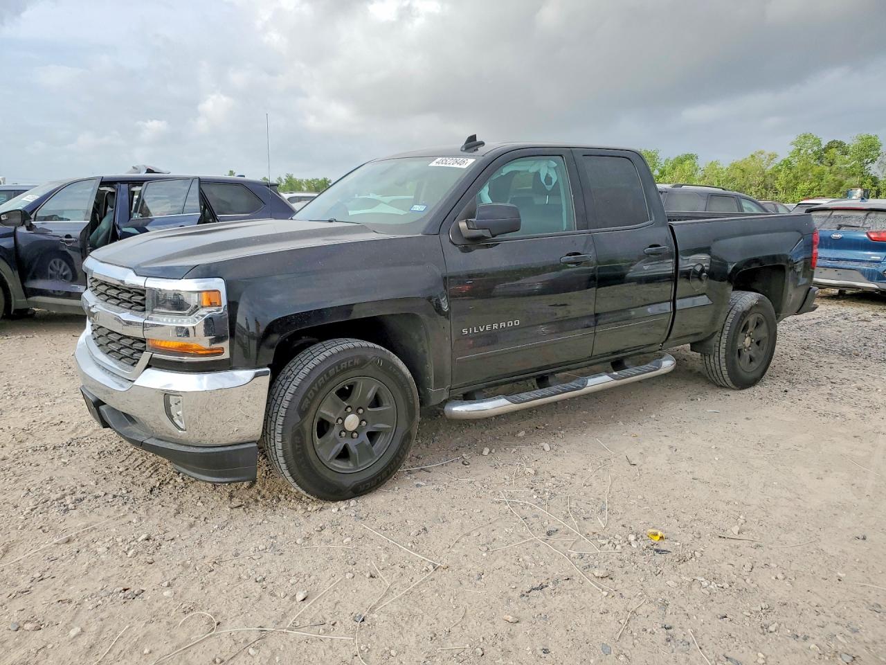 2018 Chevrolet Silverado 1500 LT, VIN 2GCRCREC7J1109843 — Side