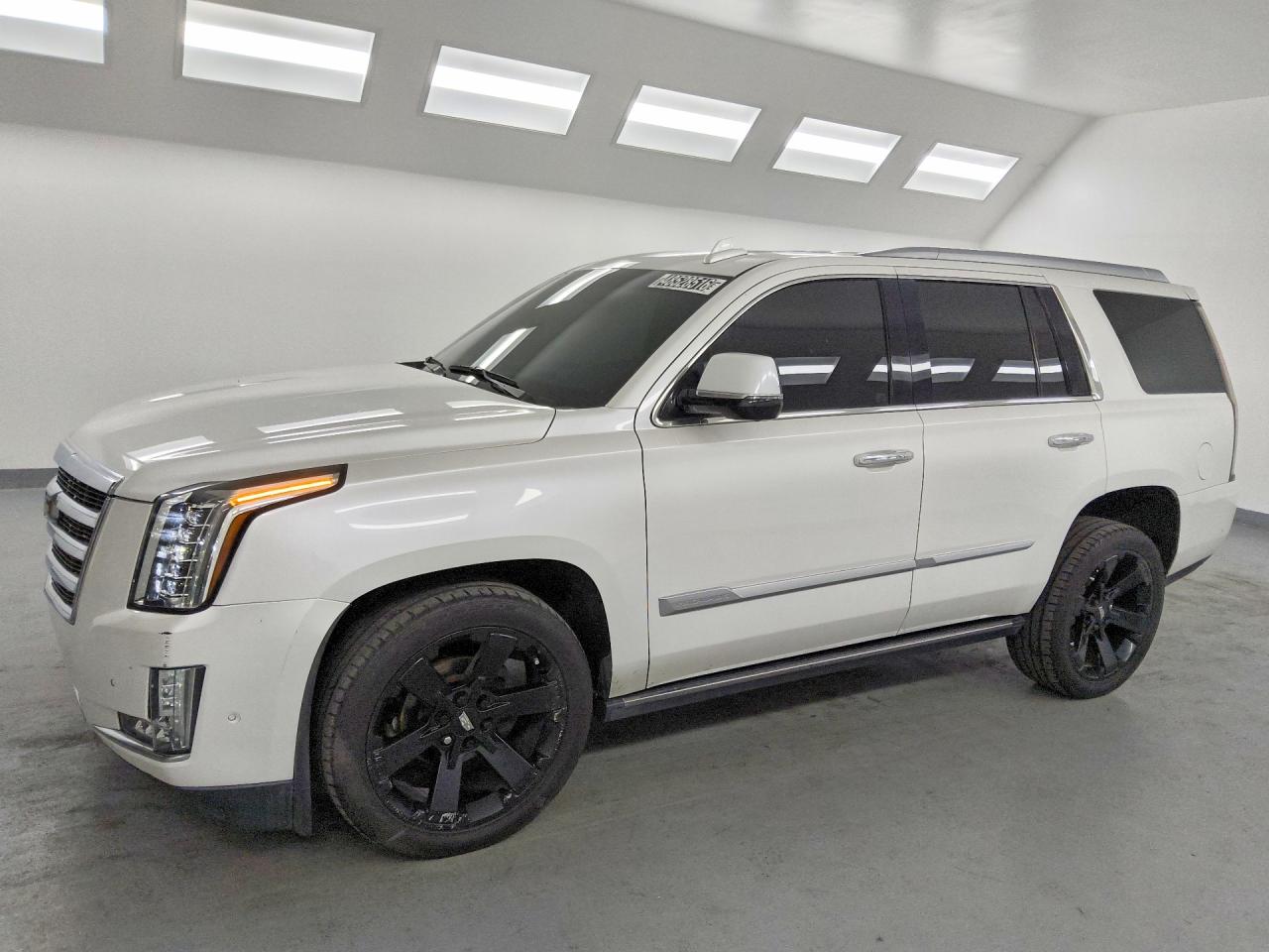 2019 Cadillac Escalade Premium Luxury, VIN 1GYS4CKJ9KR348036 — Undercarriage