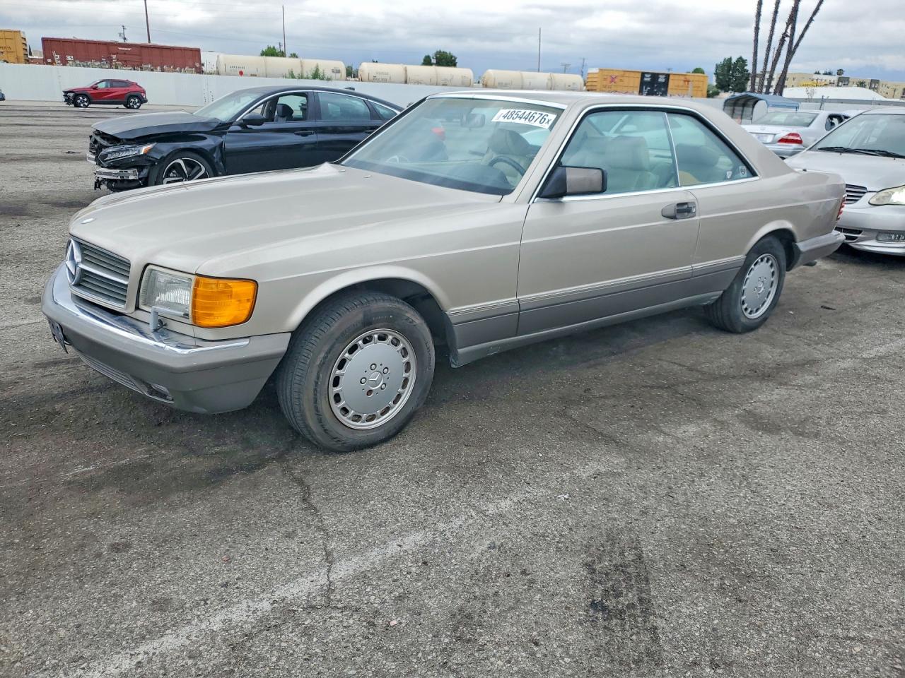 1990 Mercedes-Benz 560, VIN WDBCA45E0LA552942 — Minor dents and scratches