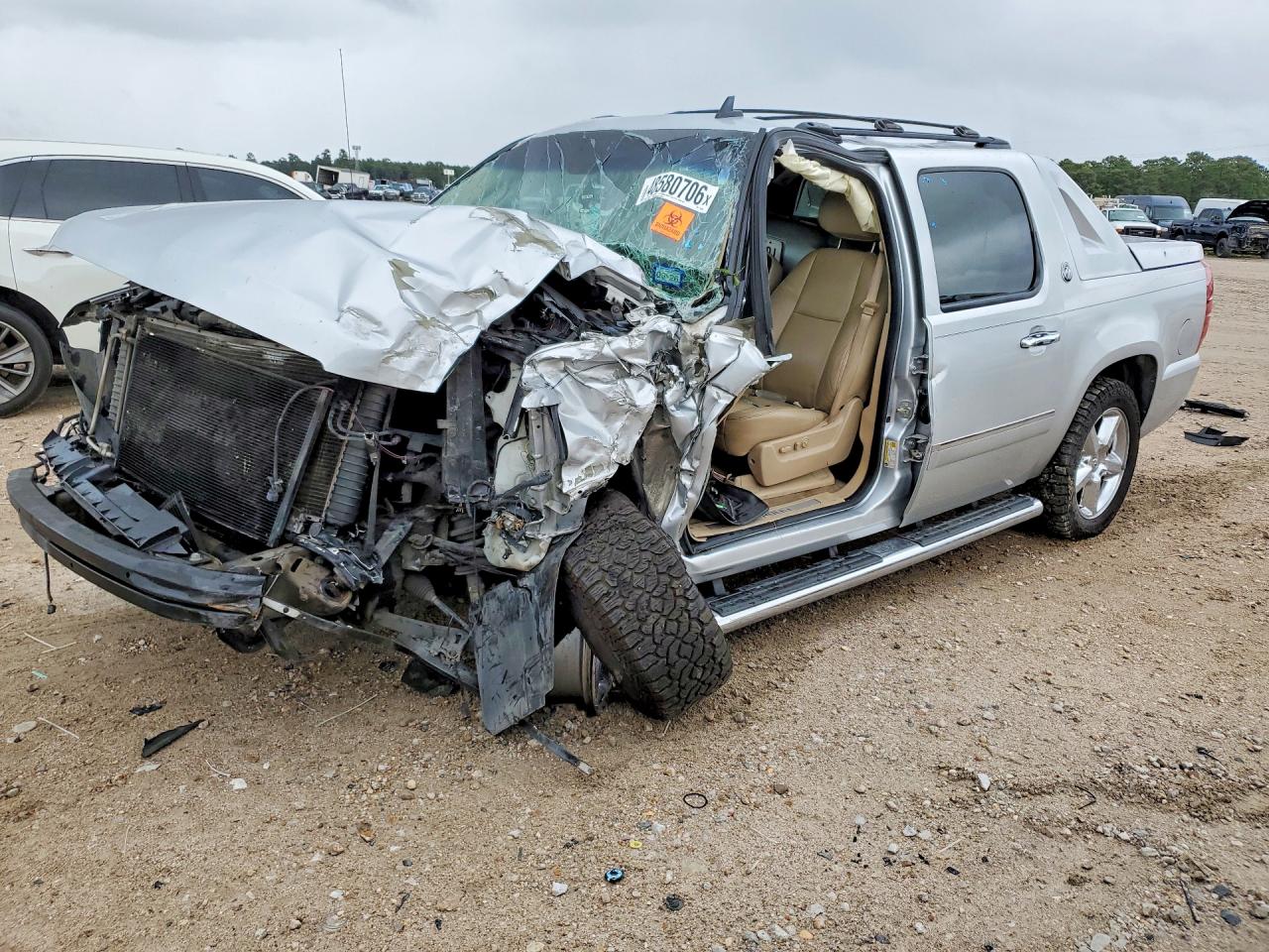2013 Chevrolet Avalanche LTZ, VIN 3GNMCGE0XDG159398 — Front end